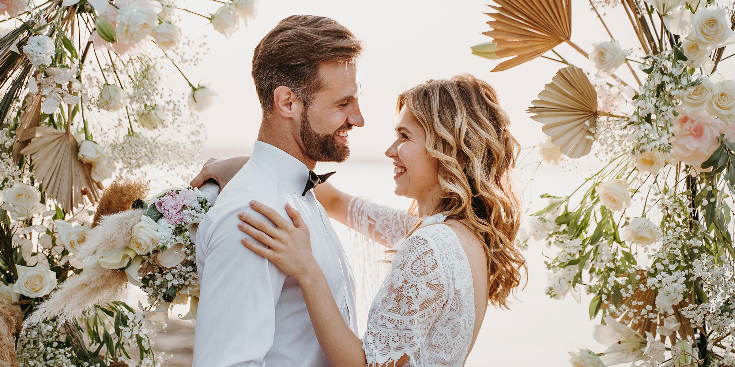 Una pareja de novios sonriente | Fuente: Freepik