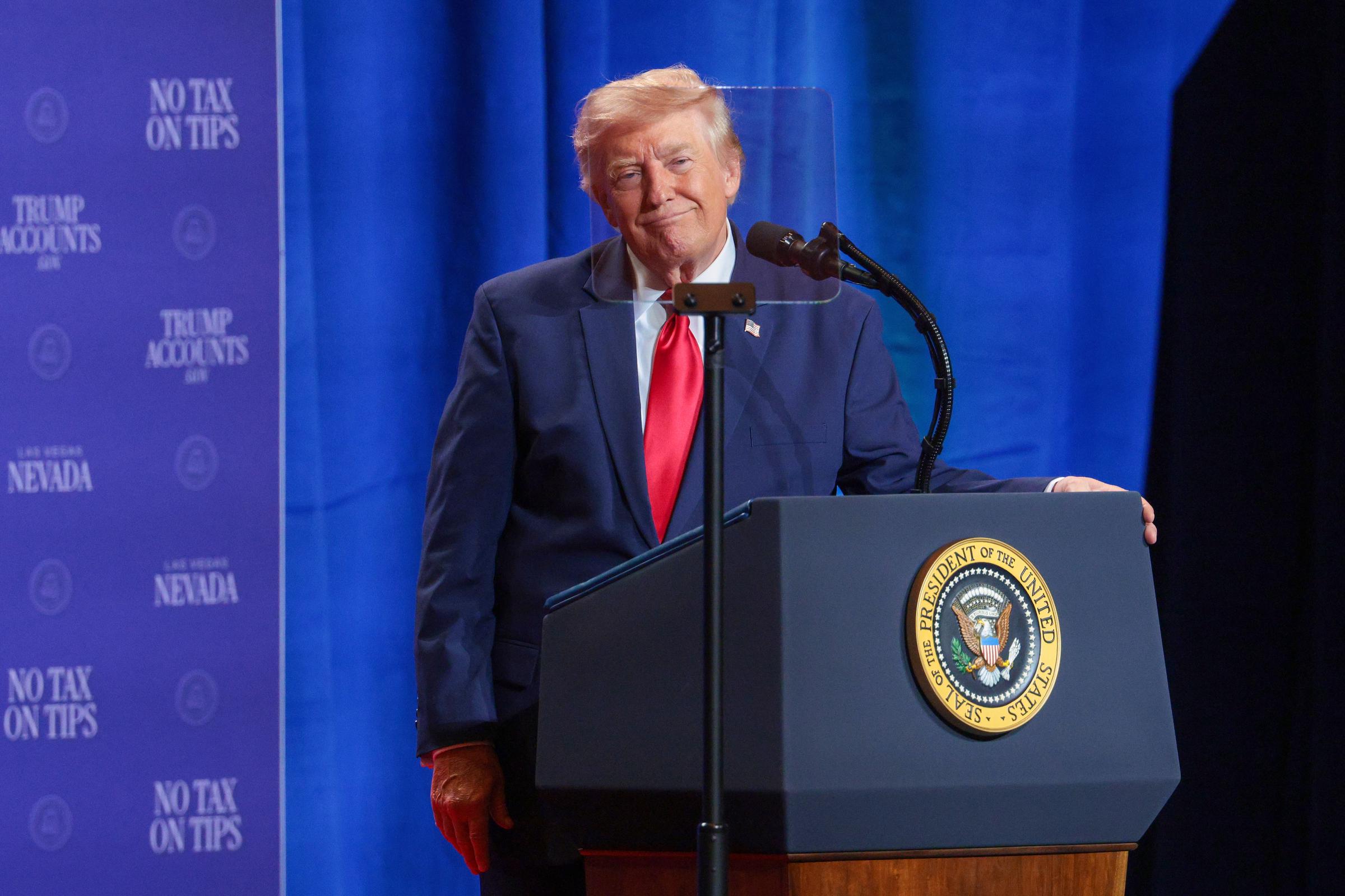 En el acto de Las Vegas, el pelo de Trump parecía más abundante por delante, con mechones rubios más largos peinados hacia atrás en la parte superior y con más volumen que en fotos recientes. El ángulo frontal hacía que ese volumen extra se notara especialmente mientras estaba de pie detrás del atril. | Fuente: Getty Images