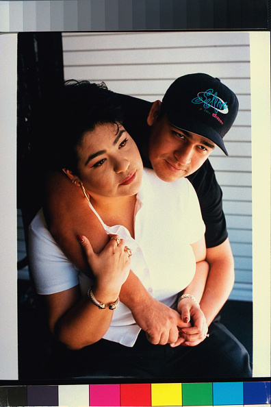 Chris Pérez, esposo de la fallecida cantante de música tejana Selena, posando con los brazos alrededor de su hermana Suzette Quintanilla | Fuente: Getty Images