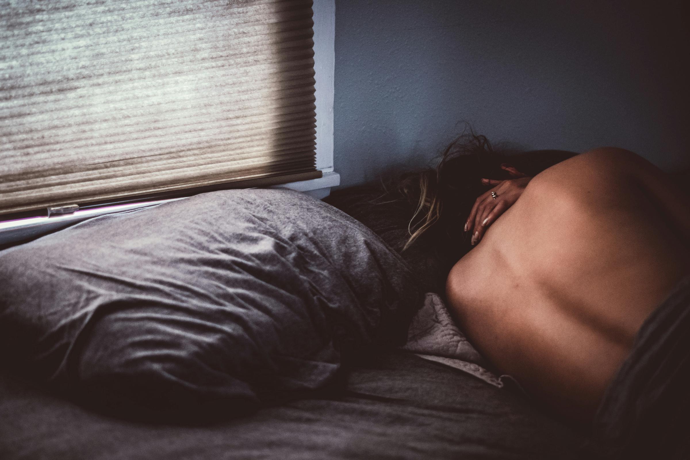 Una mujer triste en su apartamento | Fuente: Unsplash