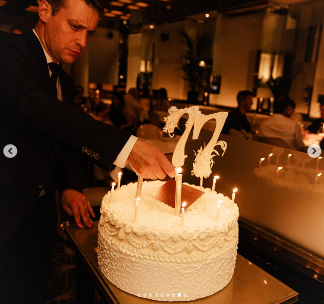 Vera Wang celebró su 77.º cumpleaños en París, Francia, con un pastel que combinaba a la perfección con su vestido. | Fuente: Instagram/verawang