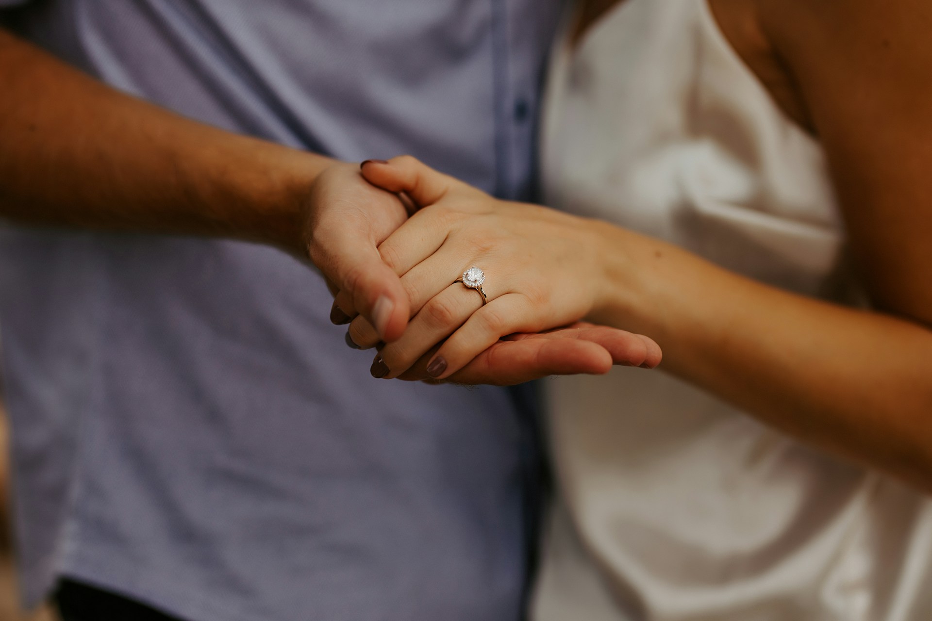 Una pareja tomada de la mano | Fuente: Unsplash