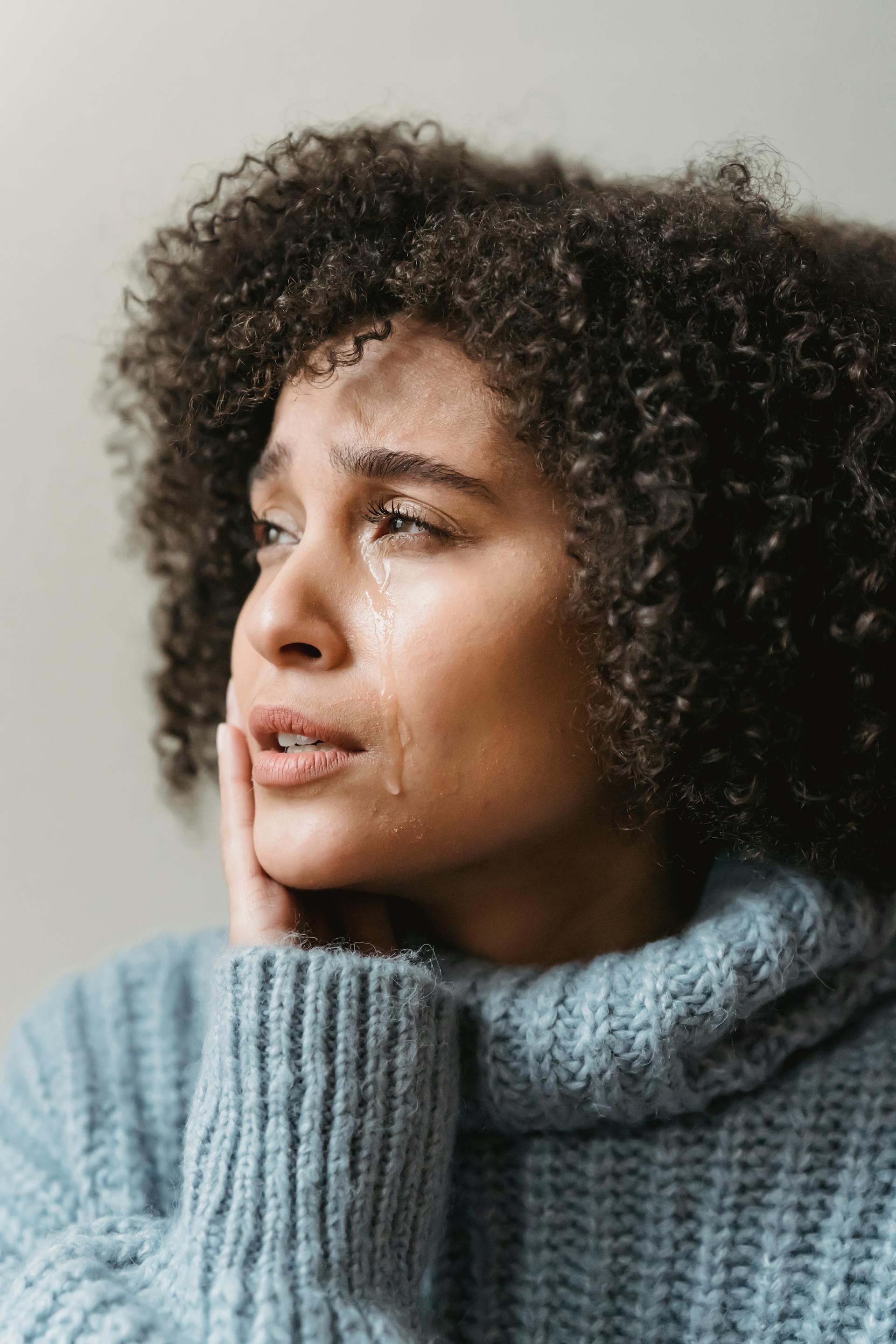 Una mujer llora mientras habla con alguien | Fuente: Pexels