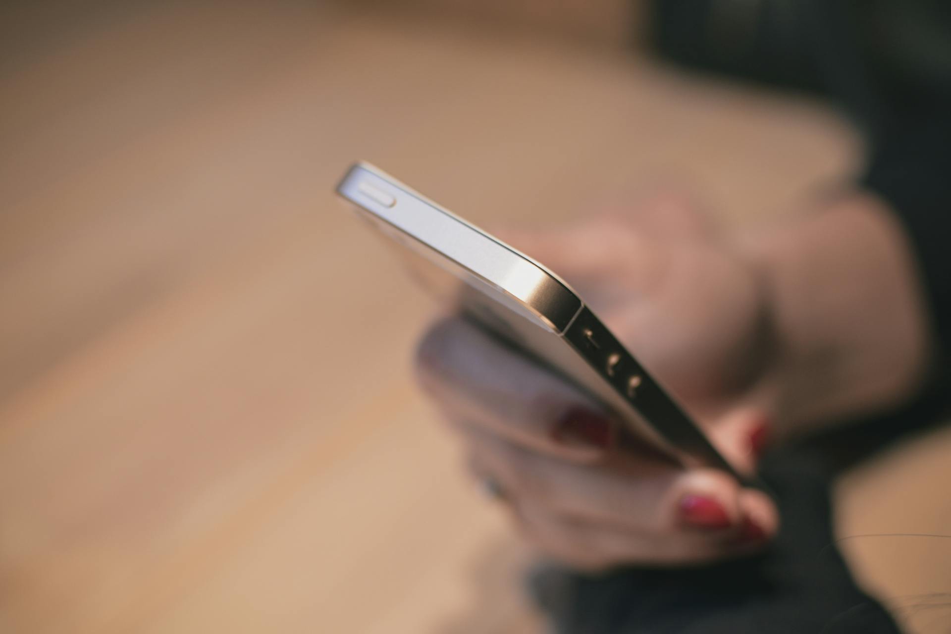 Una mujer usando su teléfono | Fuente: Pexels