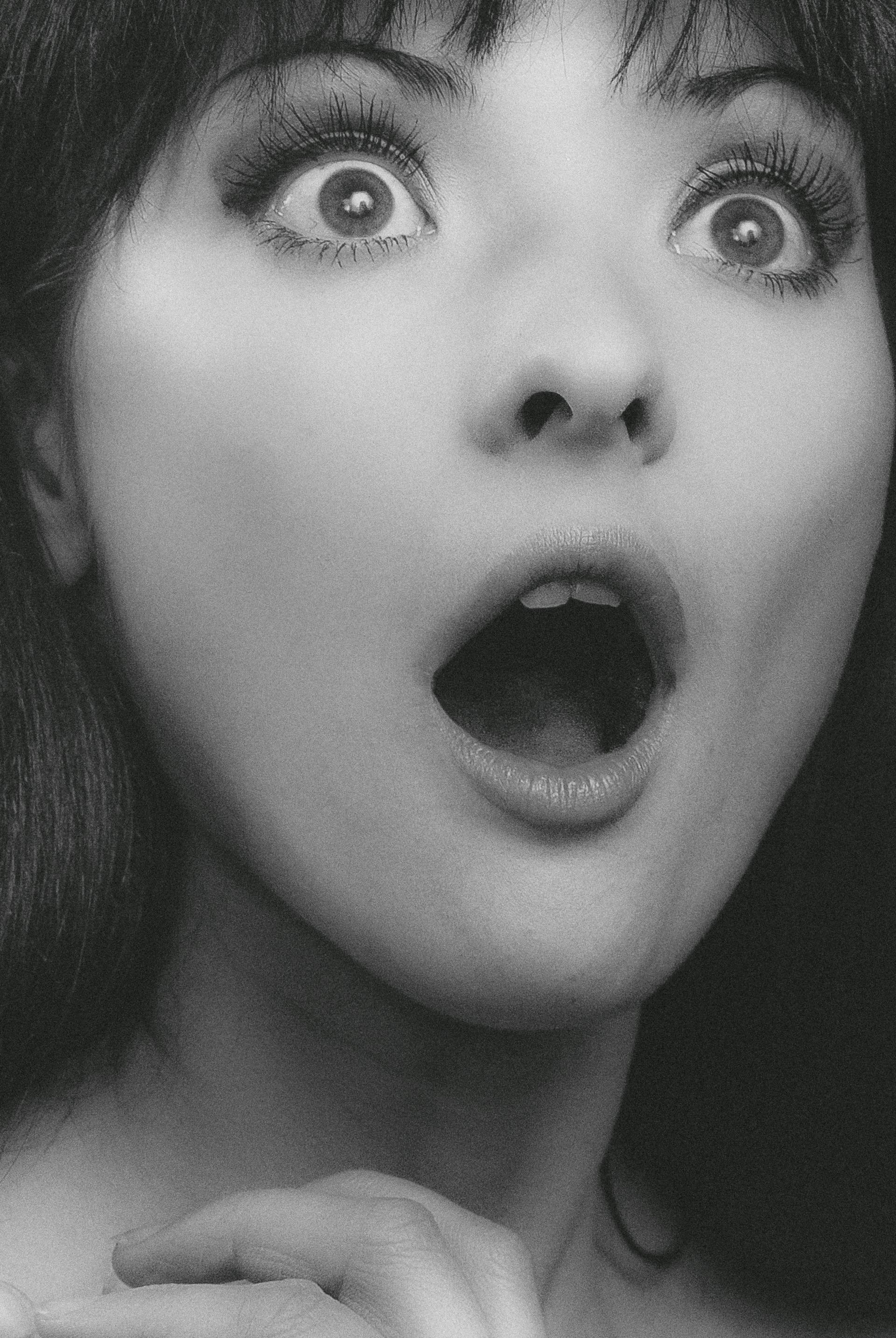 Una mujer mirando atónita | Fuente: Pexels