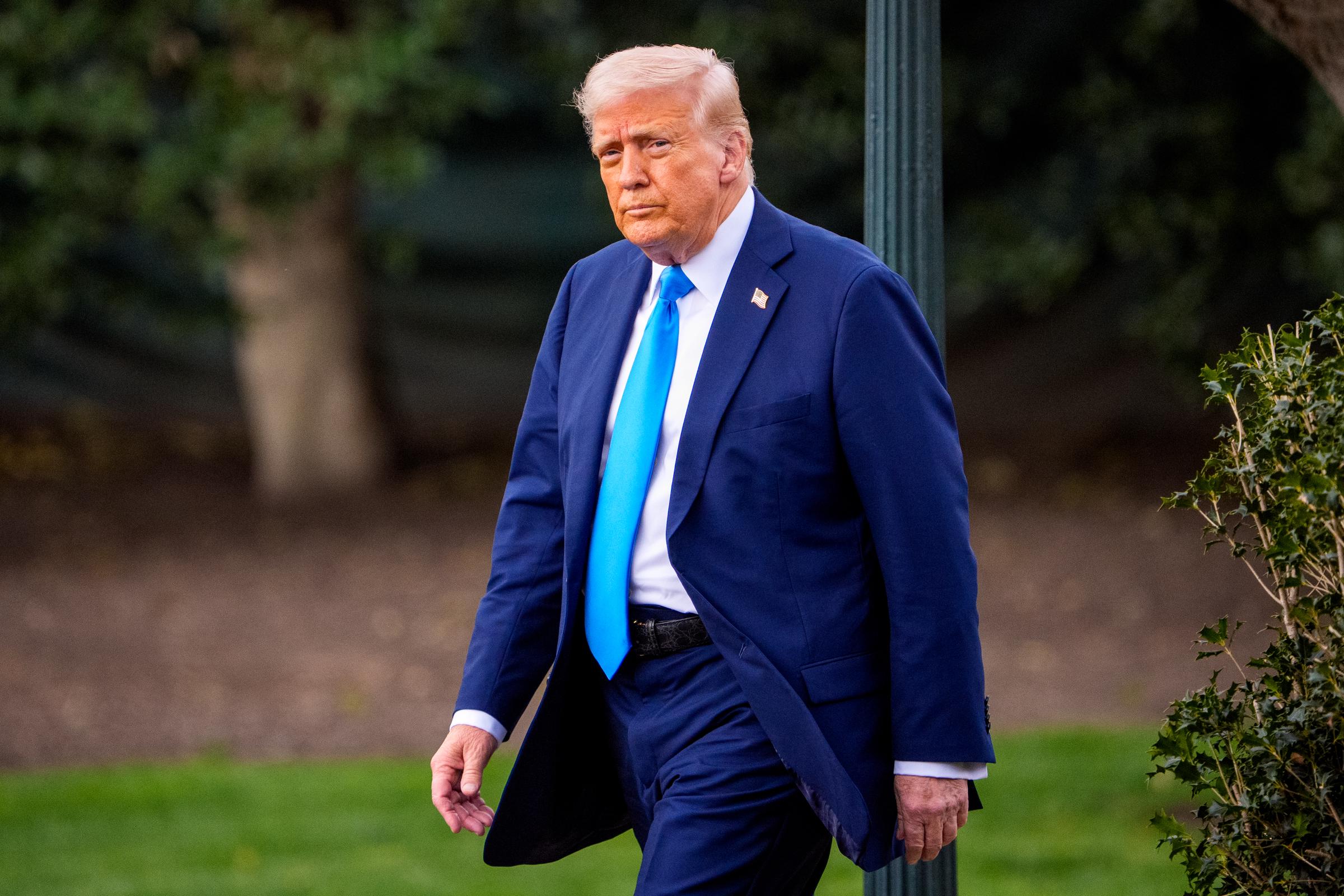 Donald Trump camina hacia el Marine One en el Jardín Sur de la Casa Blanca en Washington, D.C., el 28 de marzo de 2025 | Fuente: Getty Images