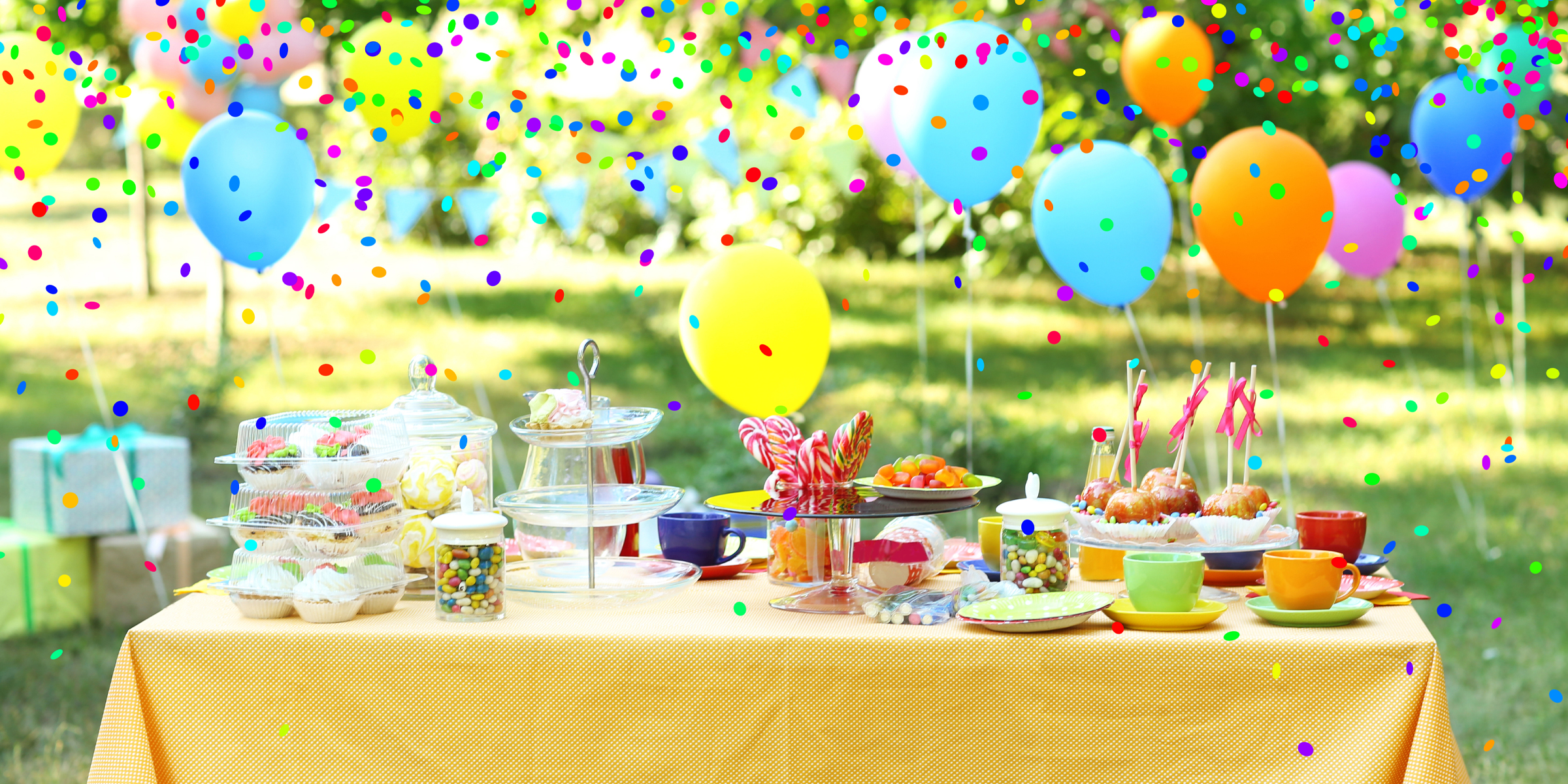 Montaje de una fiesta de cumpleaños en un parque | Fuente: Shutterstock