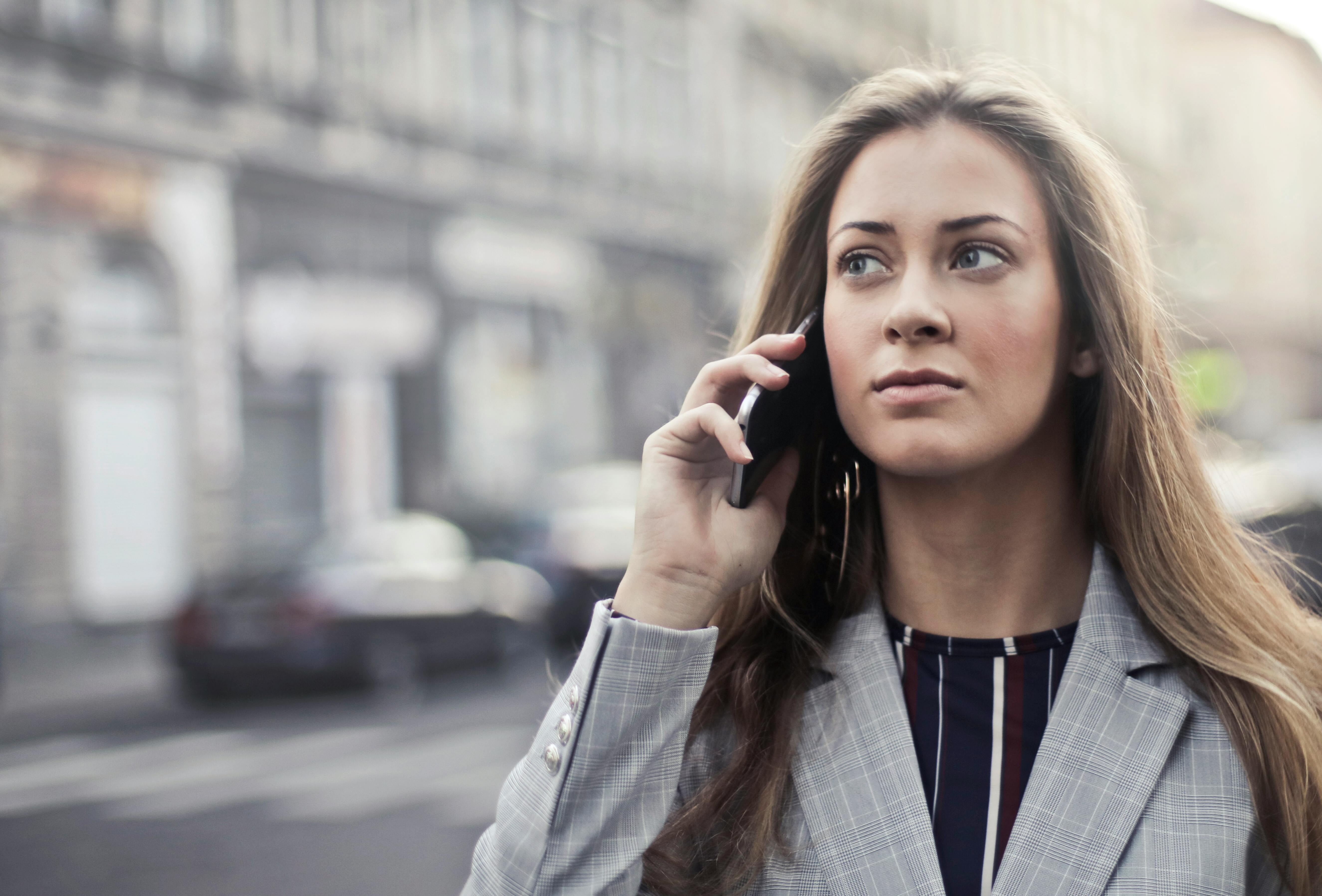 Una mujer seria en una llamada | Fuente: Pexels