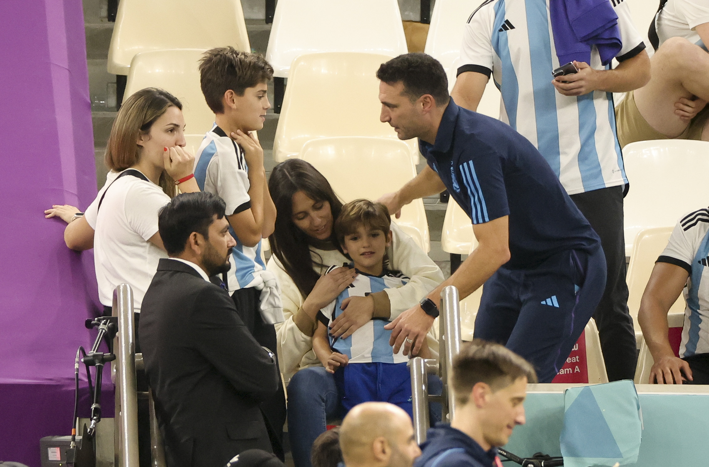 El seleccionador argentino Lionel Scaloni junto a su esposa Elisa Montero y su familia tras la victoria en el partido de semifinales de la Copa Mundial de la FIFA Catar 2022 entre Argentina y Croacia en el Estadio Lusail el 13 de diciembre de 2022 en la ciudad de Lusail, Catar. | Fuente: Getty Images