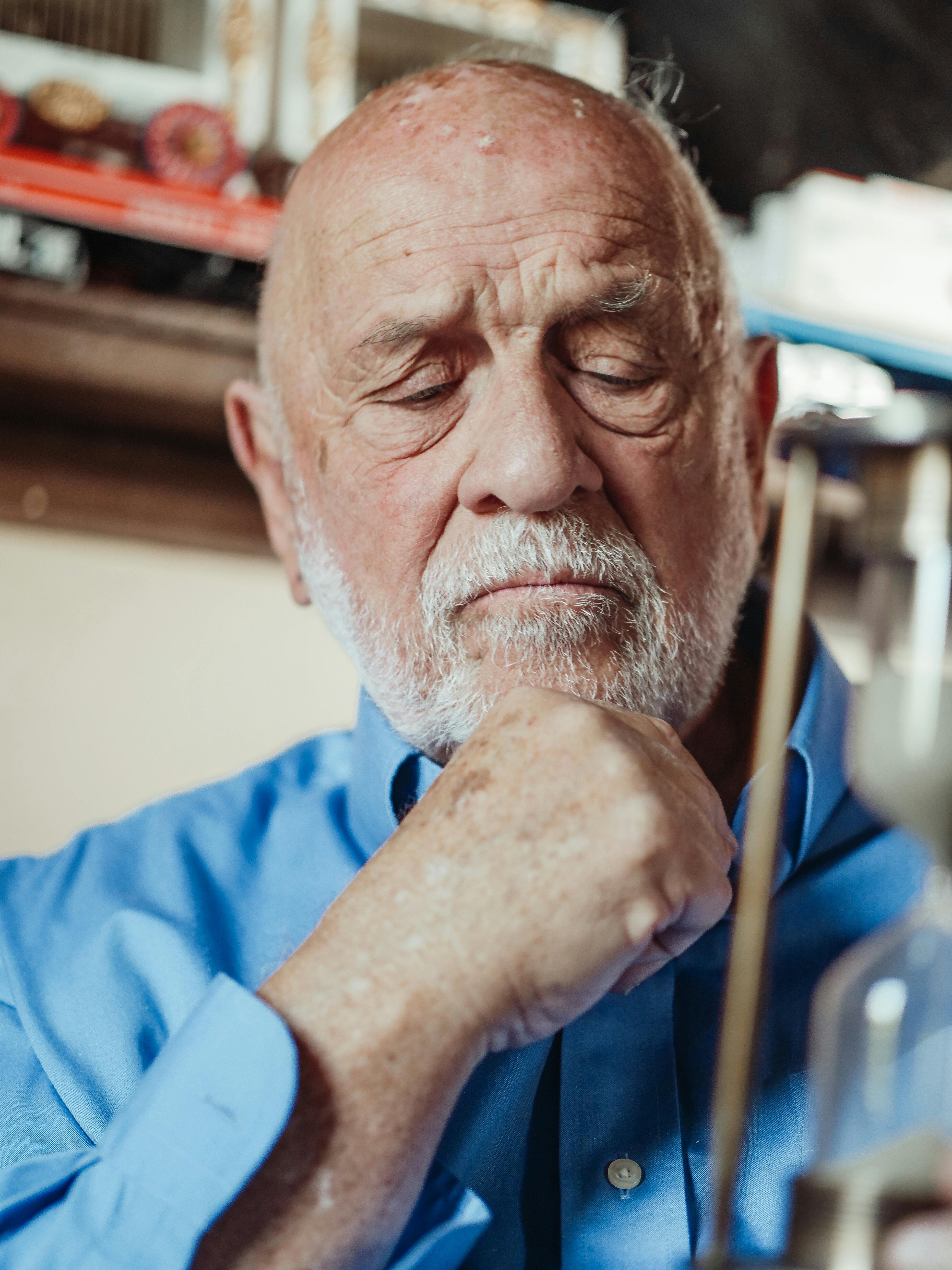 Un hombre pensando | Fuente: Pexels