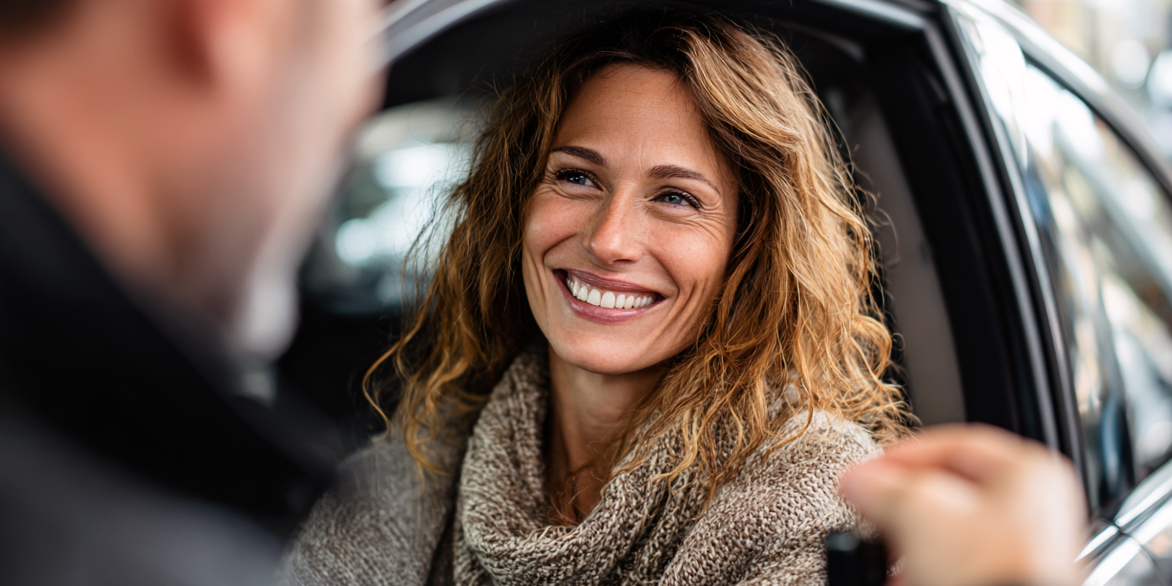 Mujer feliz tomando las llaves del auto | Fuente: Midjourney