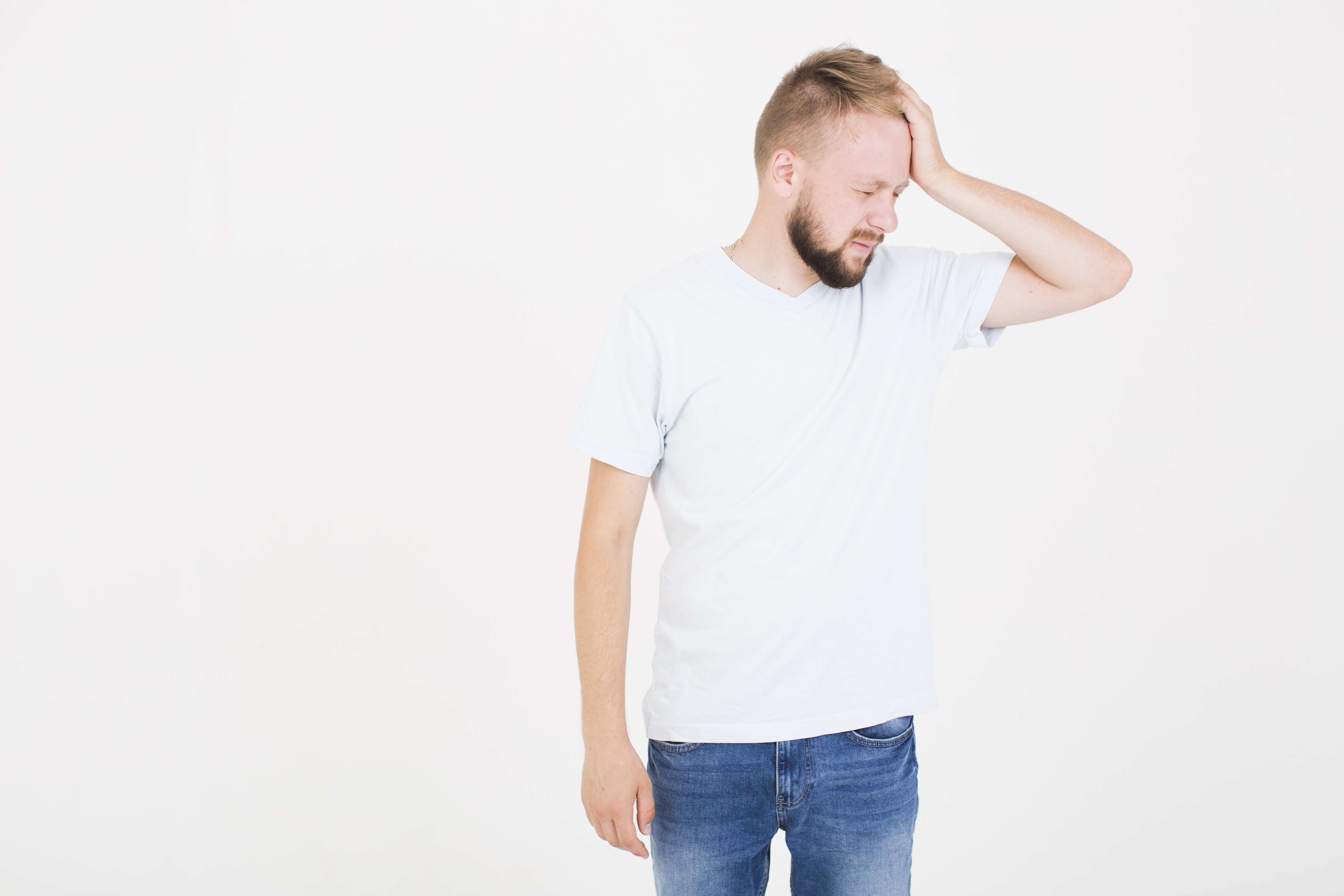 Un hombre angustiado | Fuente: Freepik