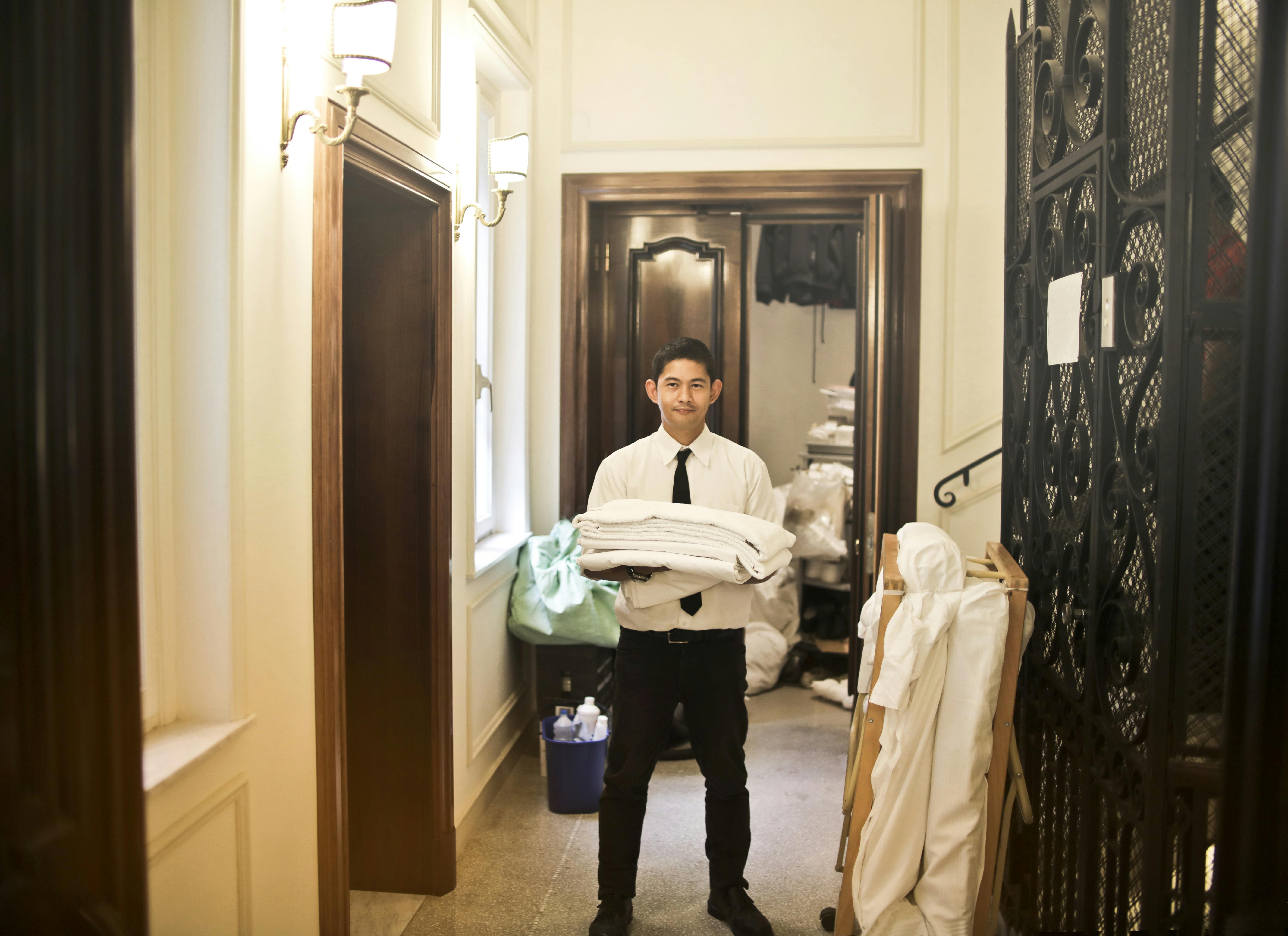 Un hombre trabajando en un hotel | Fuente: Pexels