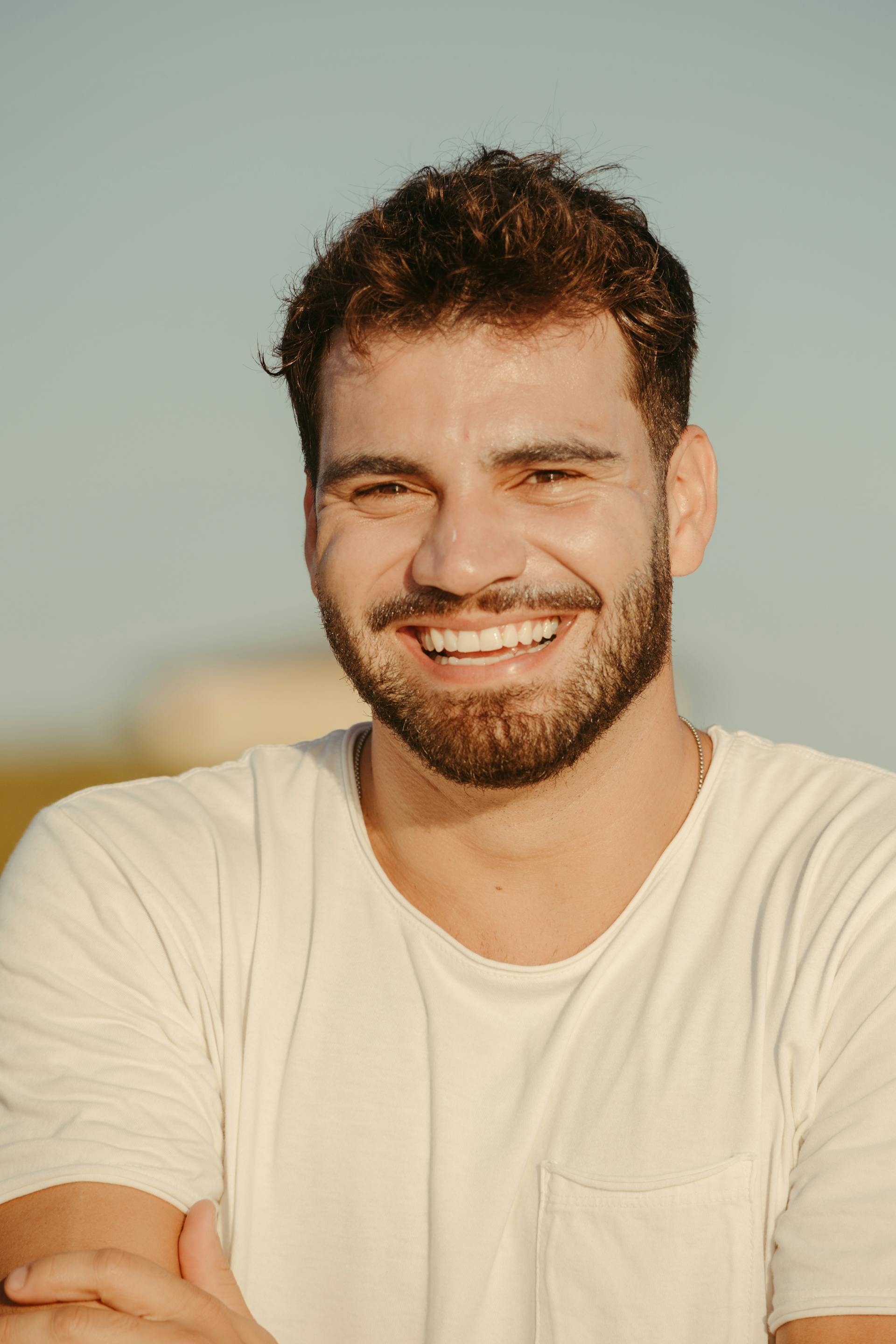 Un hombre sonriendo | Fuente: Pexels