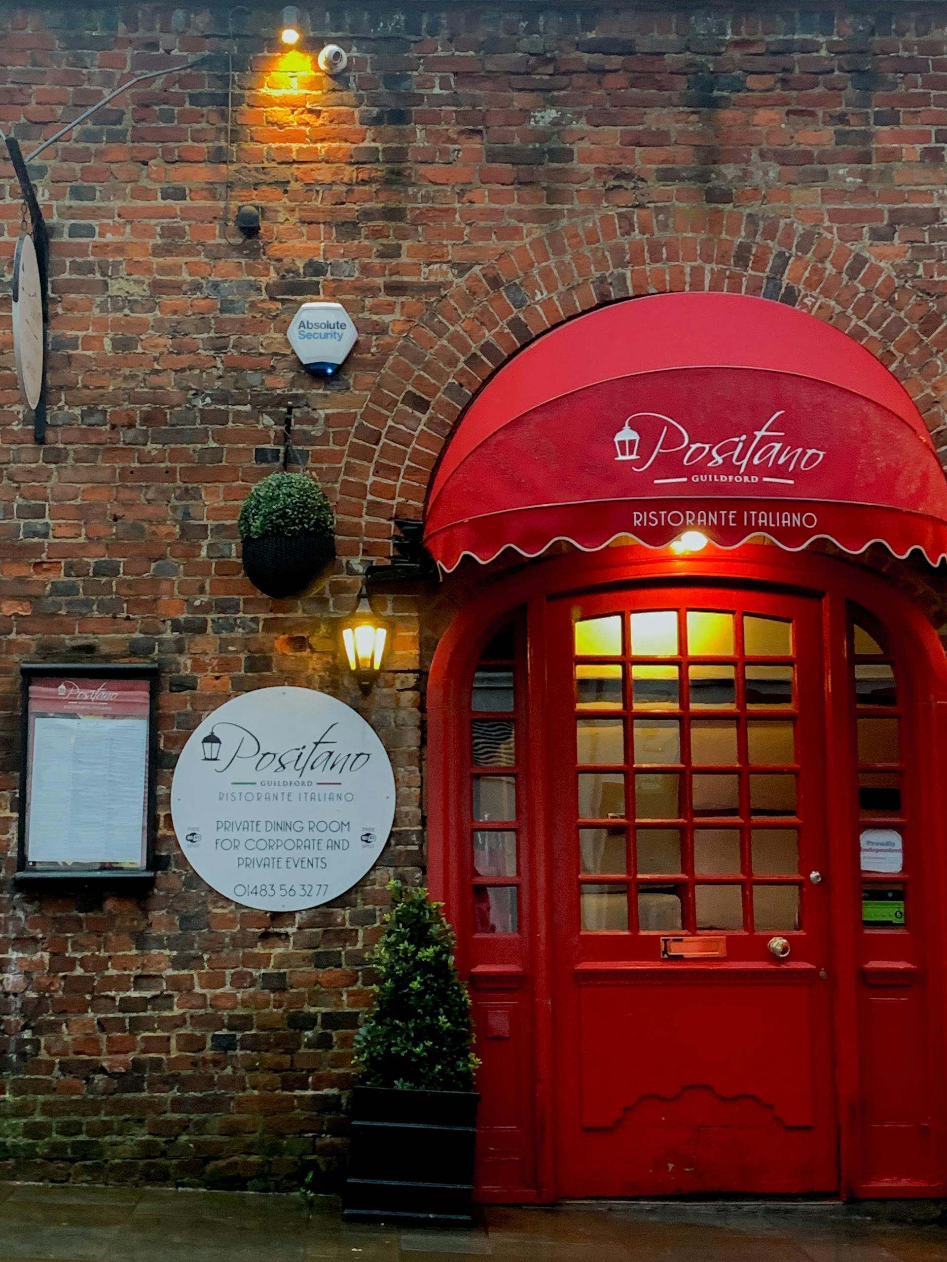 La entrada de un restaurante | Fuente: Pexels