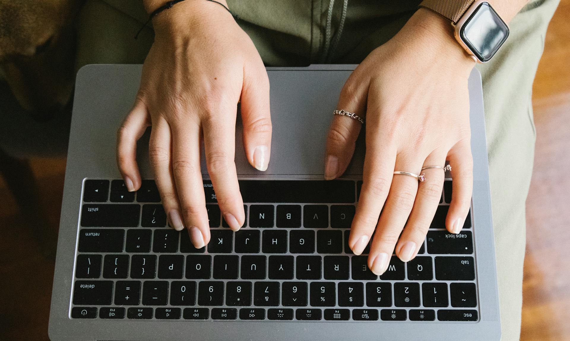 Una mujer usando su portátil | Fuente: Pexels