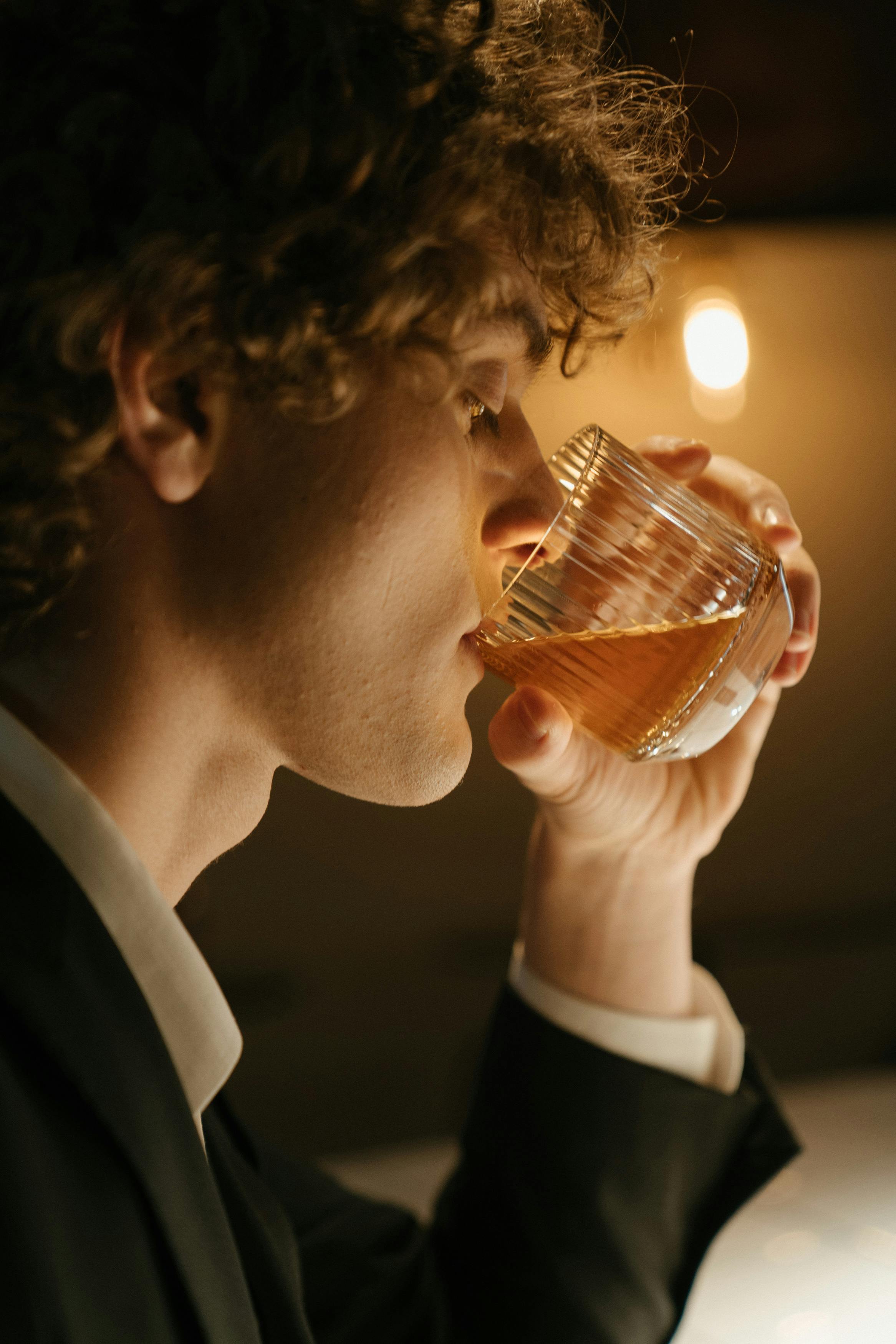 Un hombre bebiendo de un vaso | Fuente: Pexels