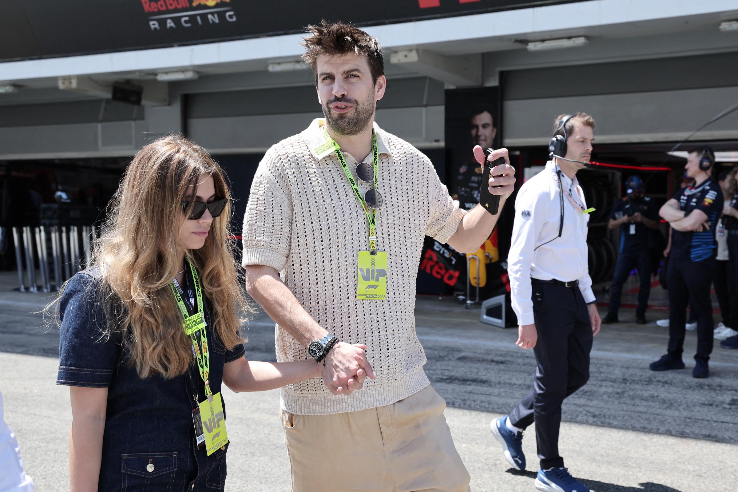 Gerard Piqué y Clara Chía Martí caminan por las gradas antes del inicio de la carrera durante el Gran Premio de España de Fórmula Uno en el Circuit de Catalunya el 23 de junio de 2024 en Montmeló, a las afueras de Barcelona. | Fuente: Getty Images