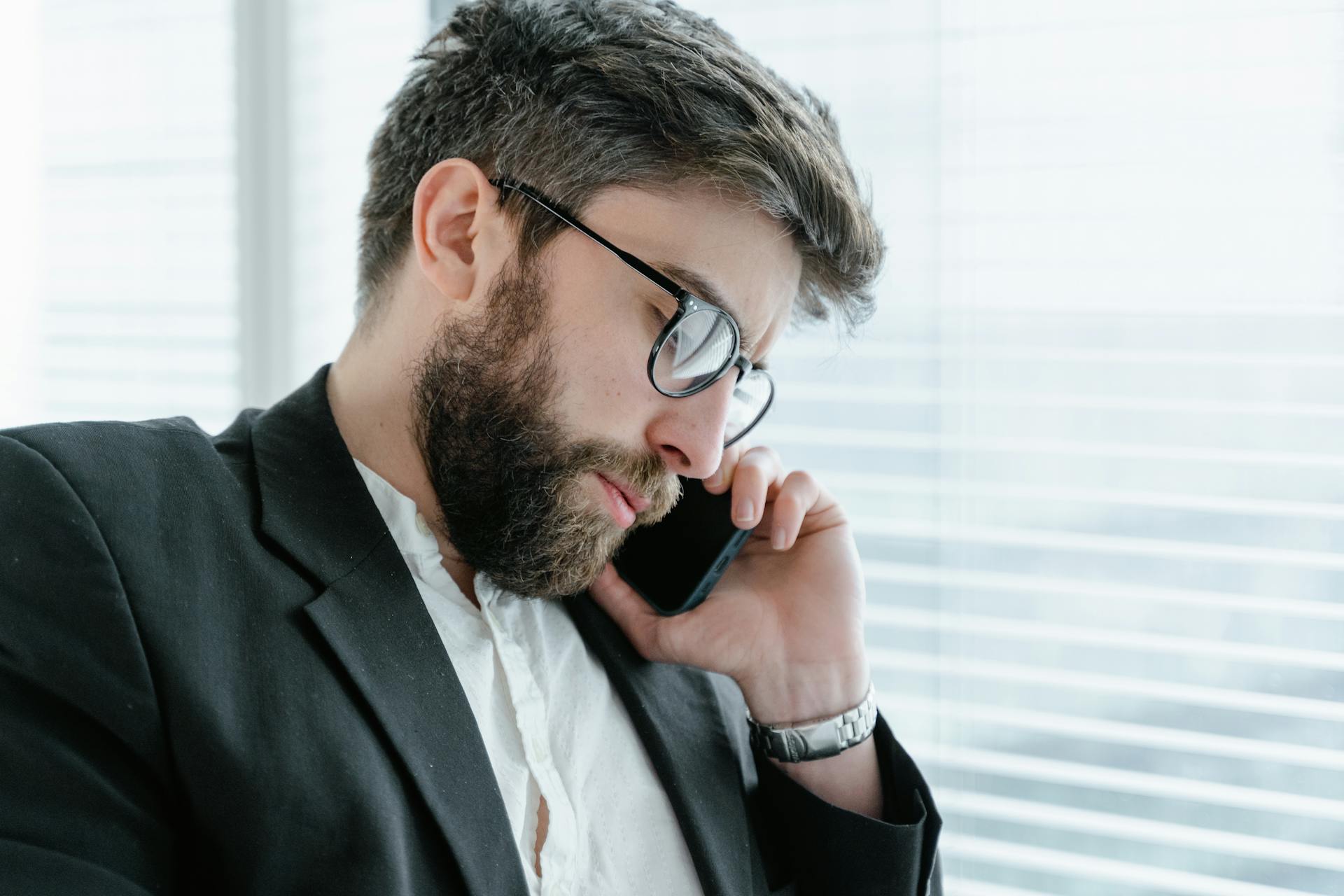 Un hombre hablando por teléfono | Fuente: Pexels