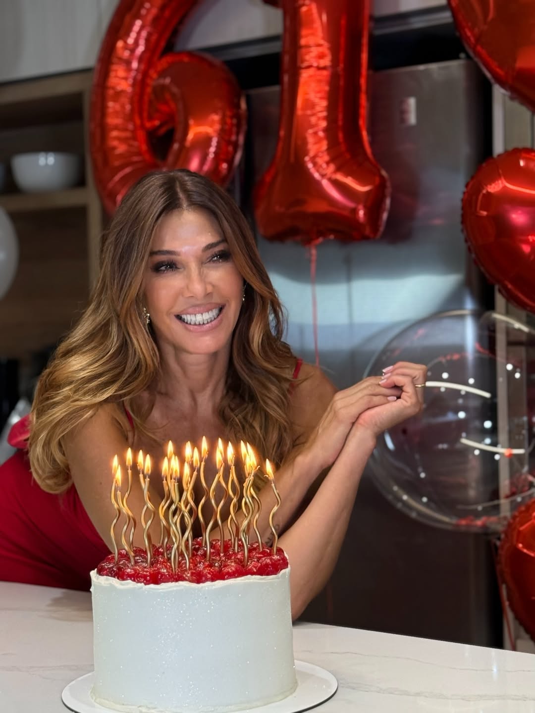 Catherine Fulop durante la producción de su video. | Foto: instagram.com/adairehernandez