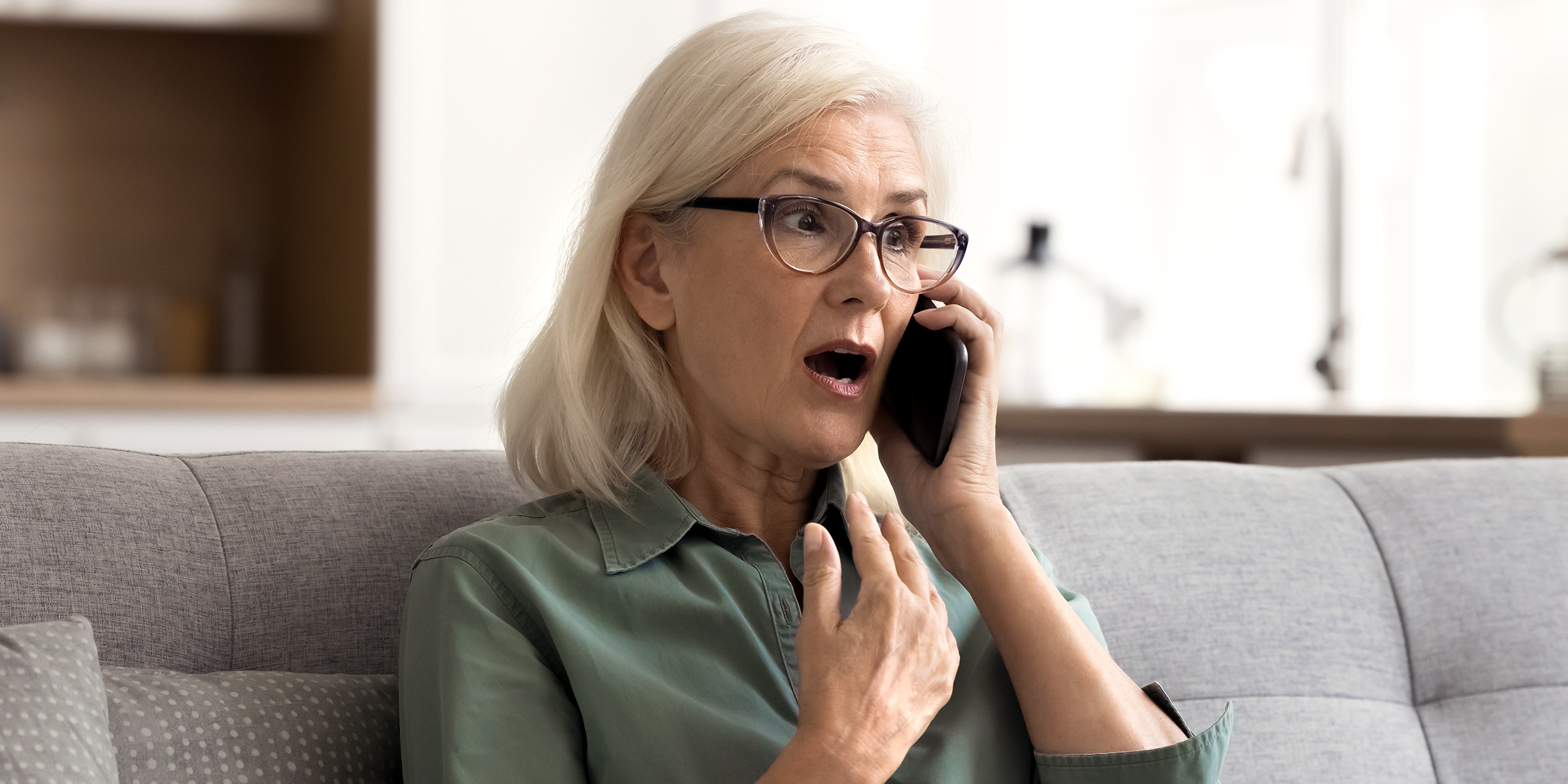 Una mujer mayor hablando por teléfono | Fuente: Shutterstock