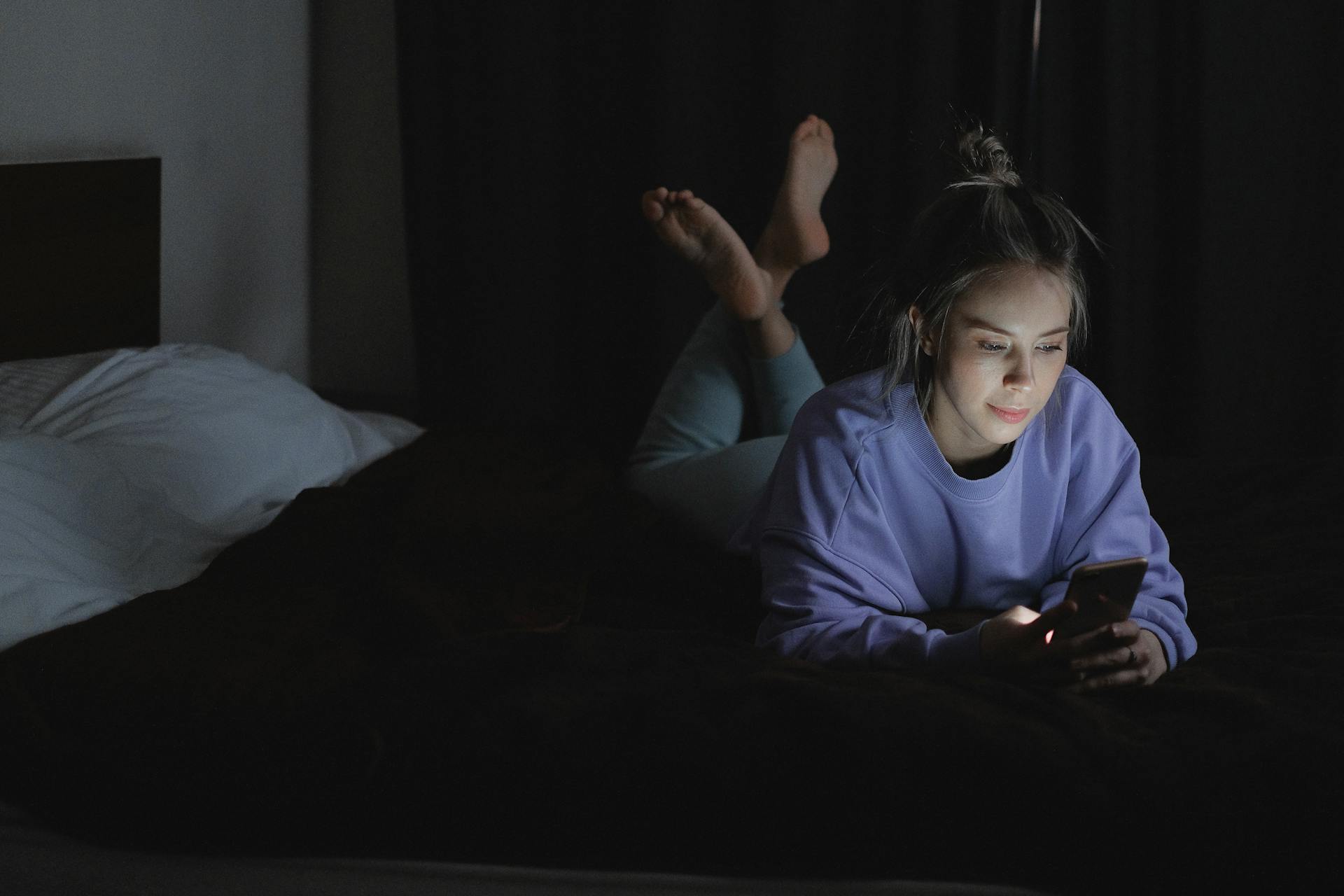 Una mujer usando su teléfono | Fuente: Pexels