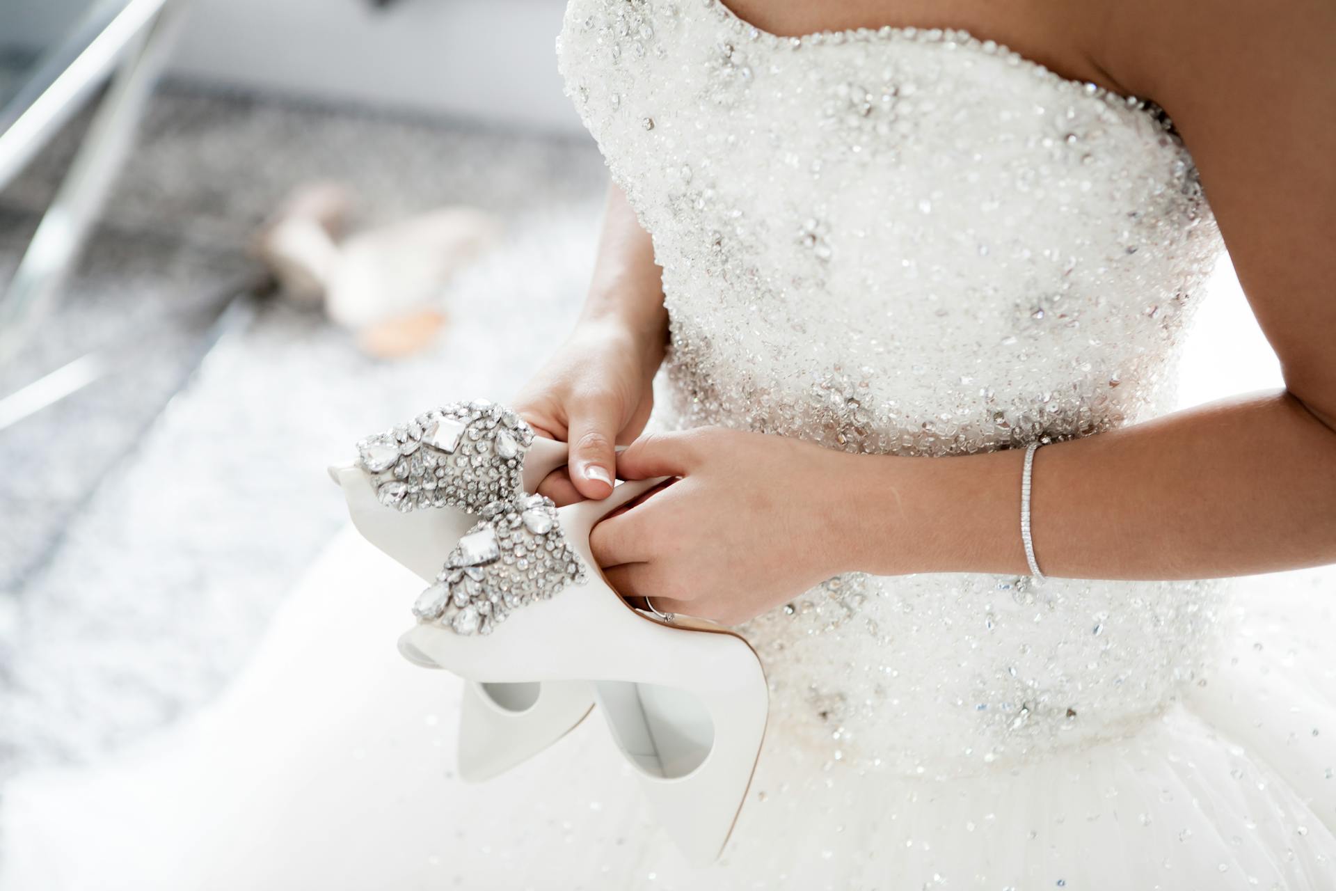 Una novia sujetando sus tacones | Fuente: Pexels