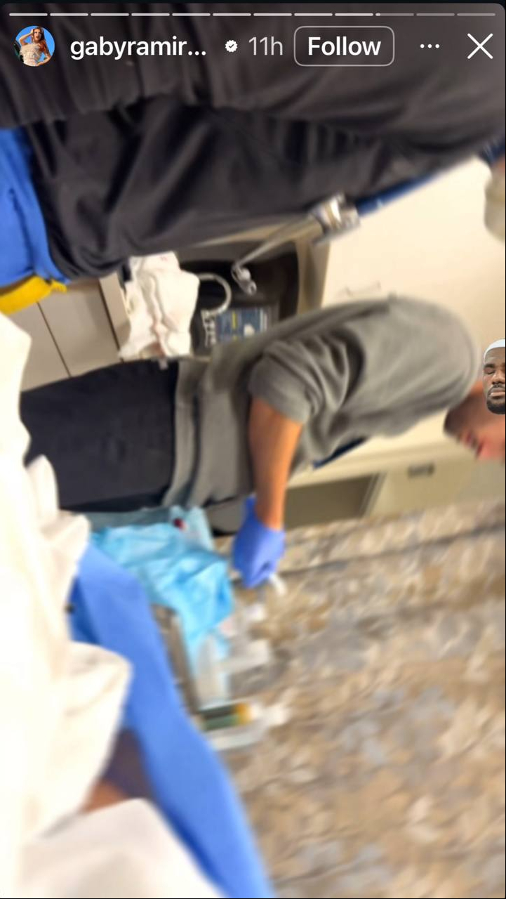 Momento en que los médicos están evaluando la herida de Gaby Ramírez. | Fuente: Instagram/@gabyramireztv