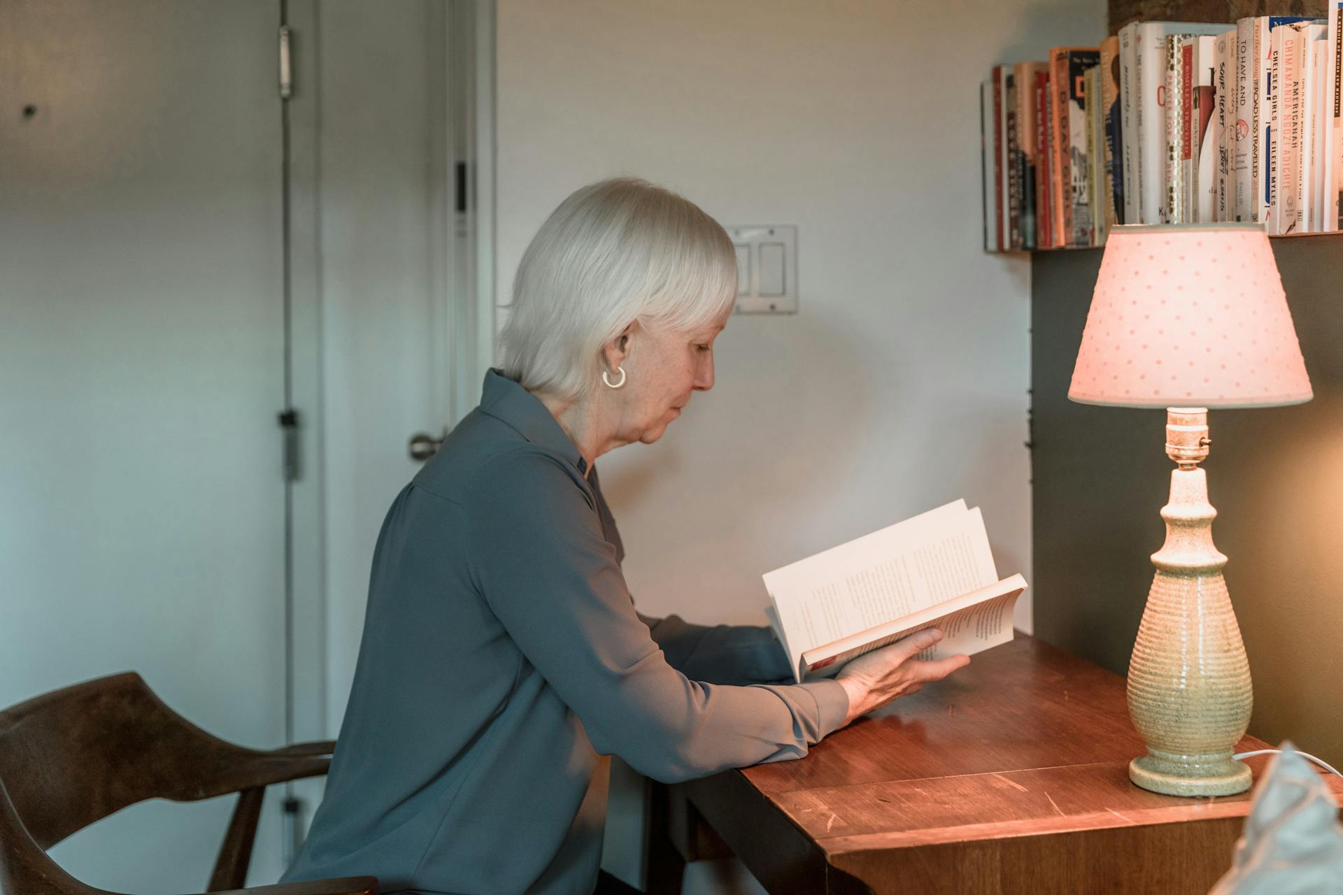 Una mujer mayor leyendo un libro | Fuente: Pexels