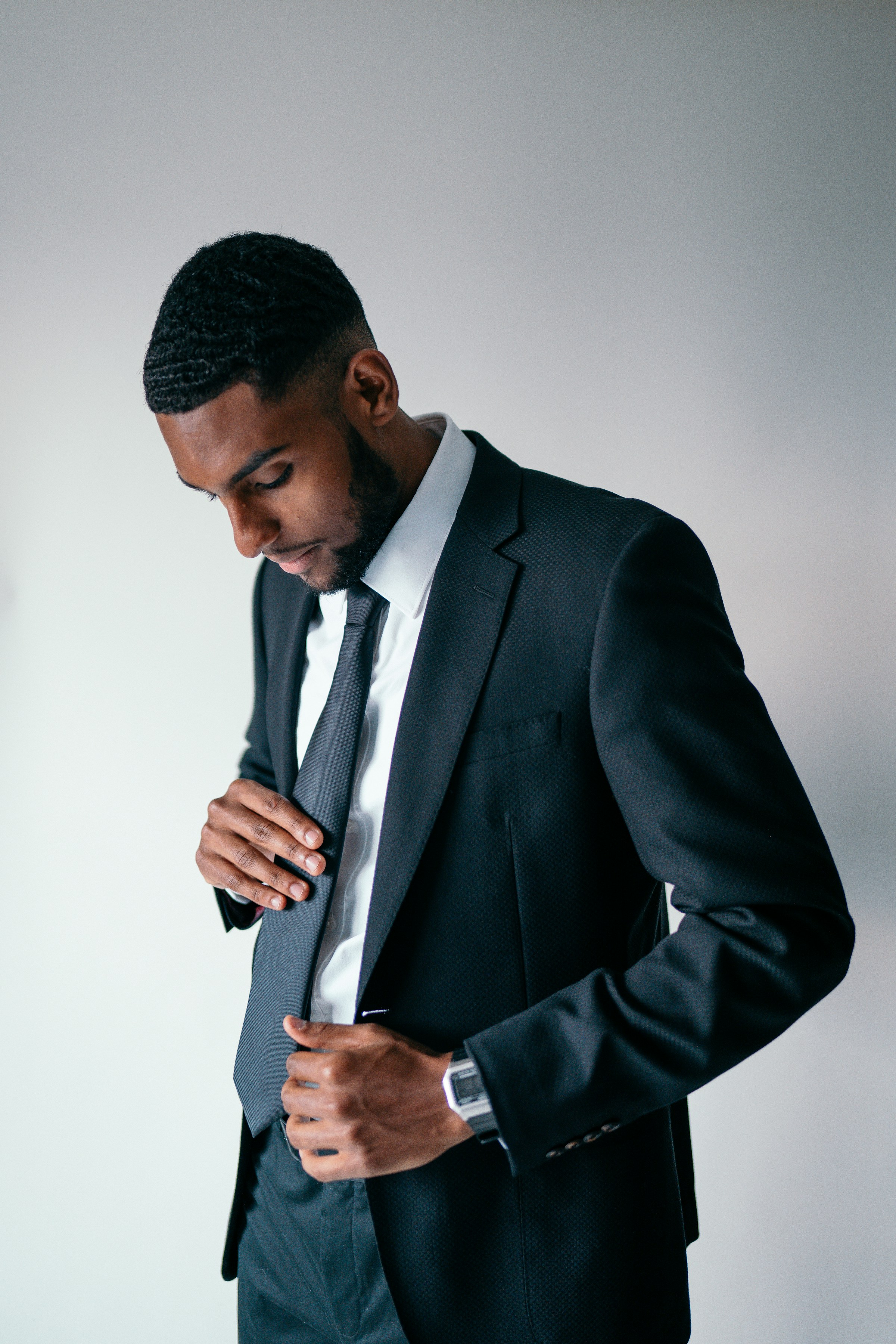 Un hombre vestido de traje | Fuente: Unsplash