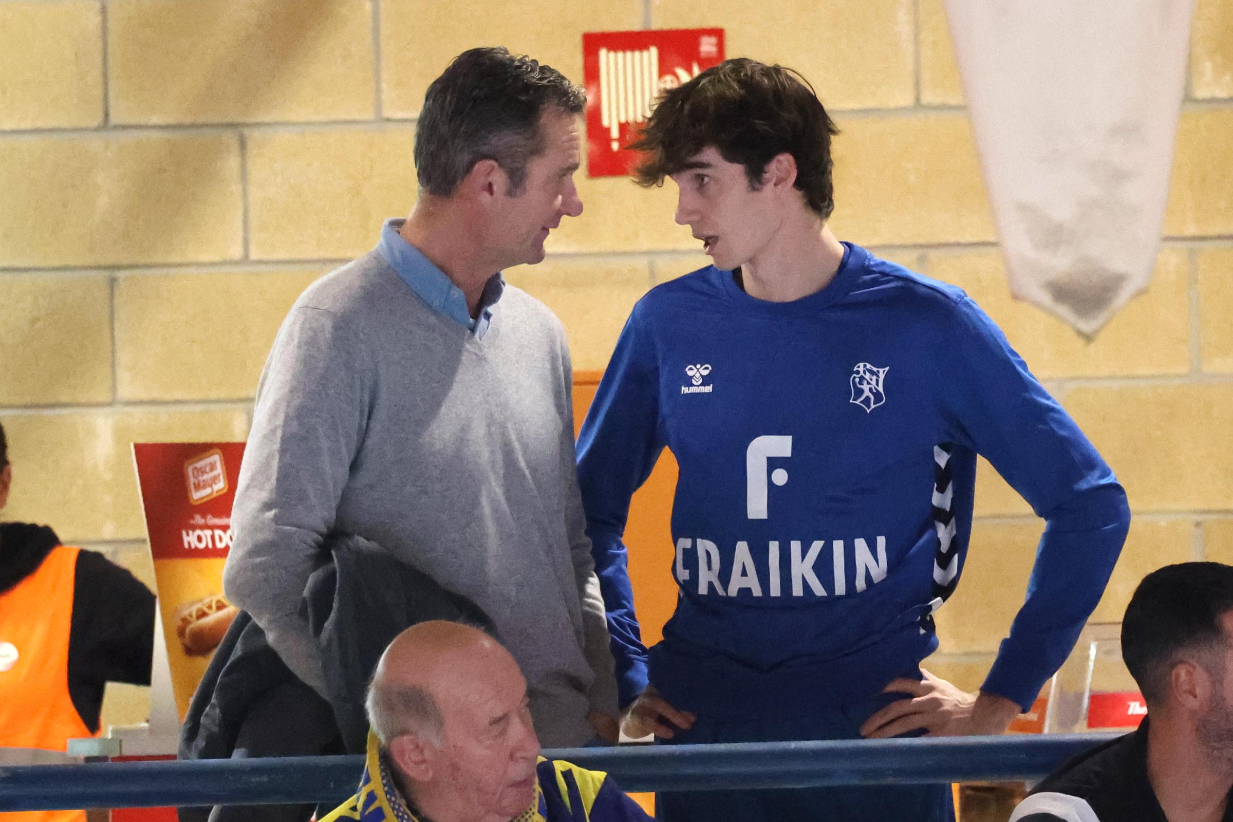 Iñaki Urdangarin junto a su hijo, Pablo Urdangarin, durante el partido de semifinales de la Copa de España de Balonmano entre el Barça y el Frainkin BM. Granollers el 16 de diciembre de 2023 en Irún (Guipúzcoa, País Vasco, España) | Fuente: Getty Images