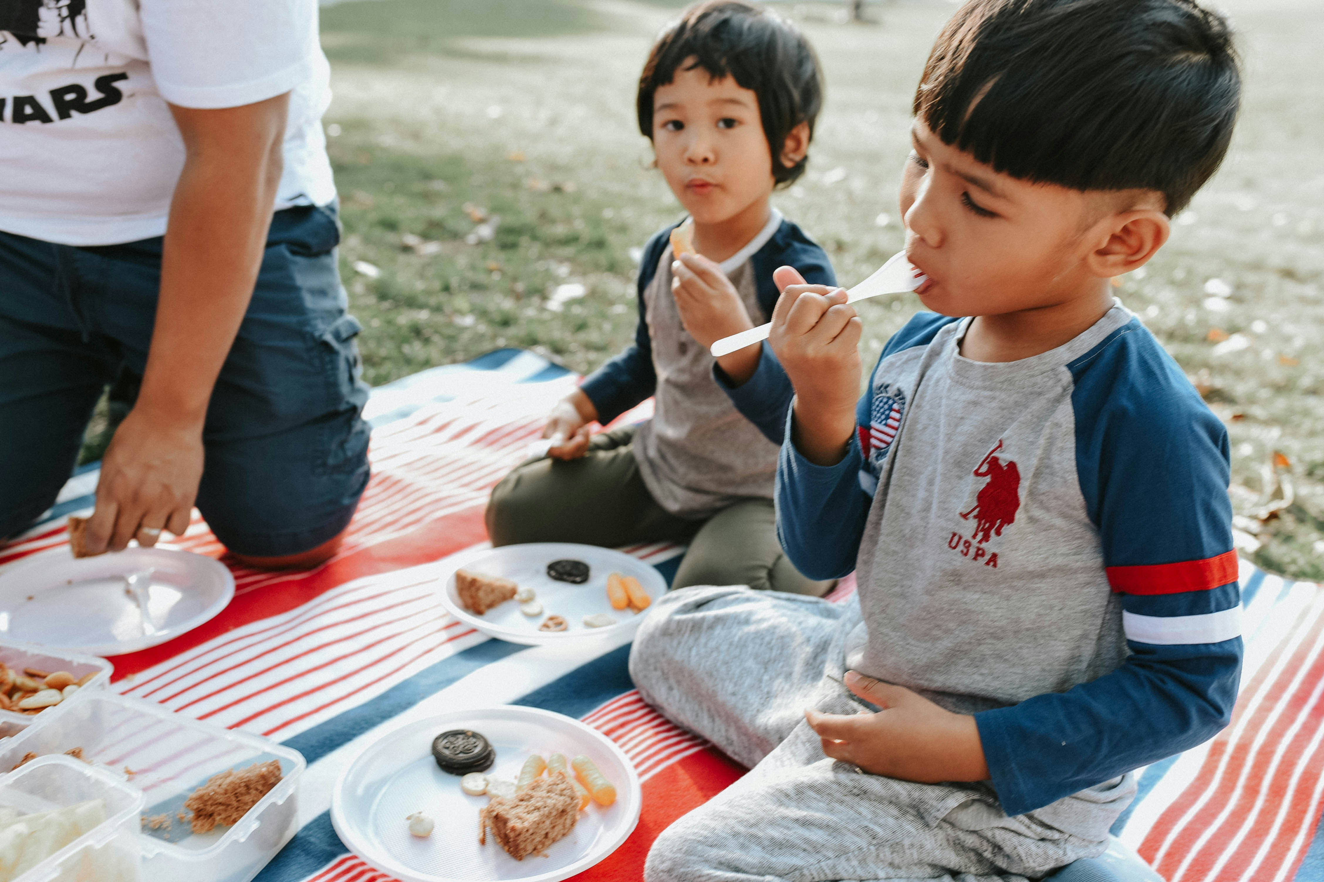 Niños comiendo | Fuente: Unsplash