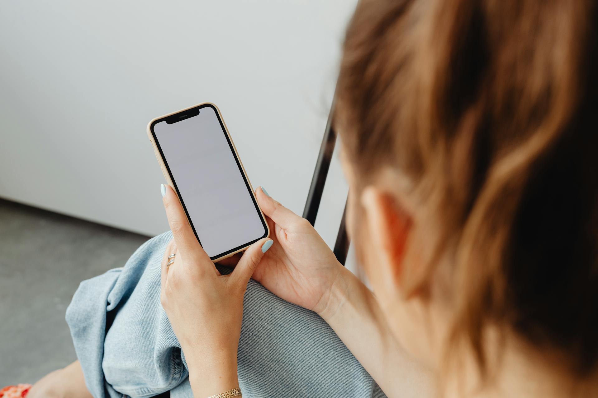 Una mujer mirando su teléfono | Fuente: Pexels