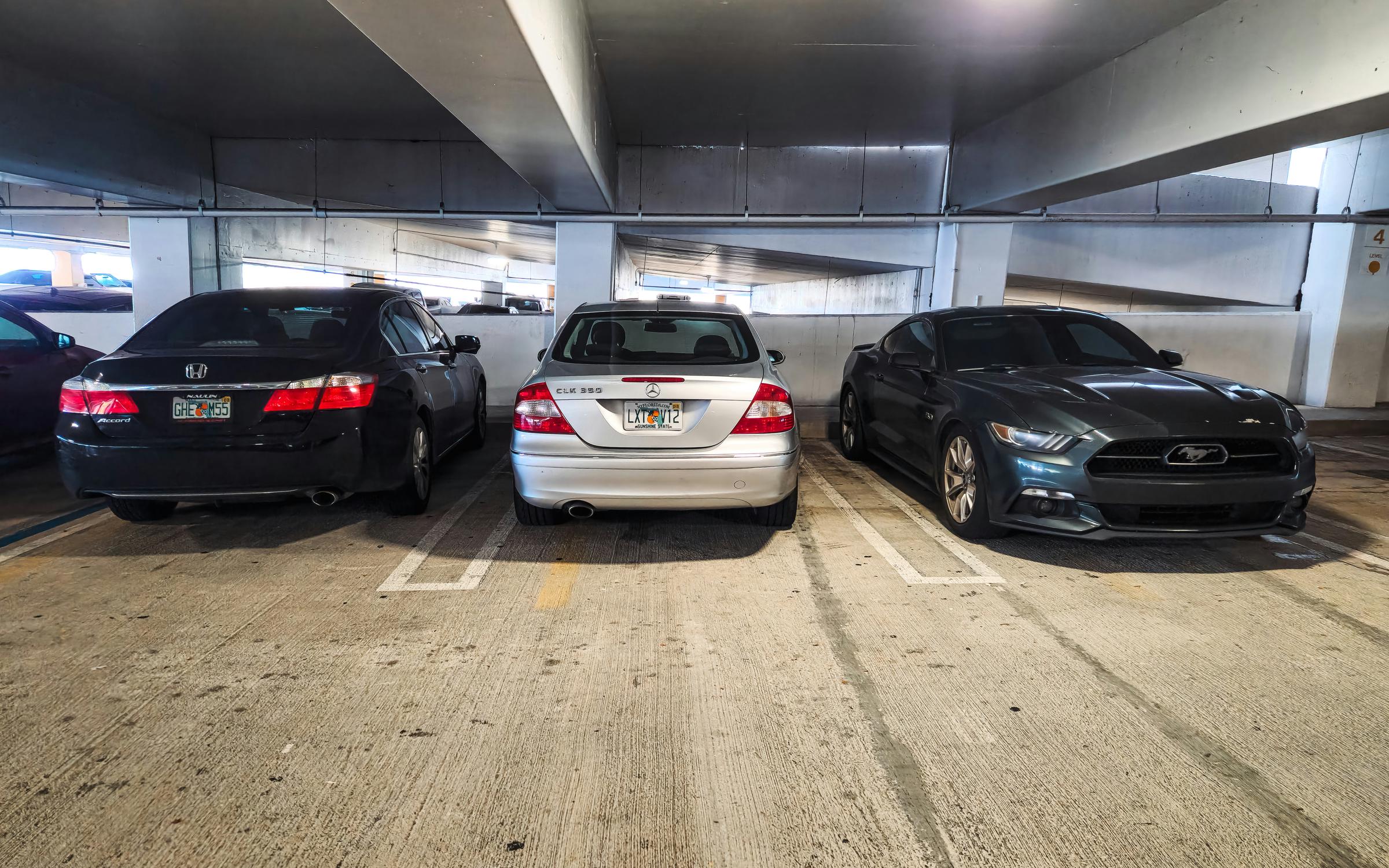 Automóviles aparcados en un aparcamiento | Fuente: Unsplash