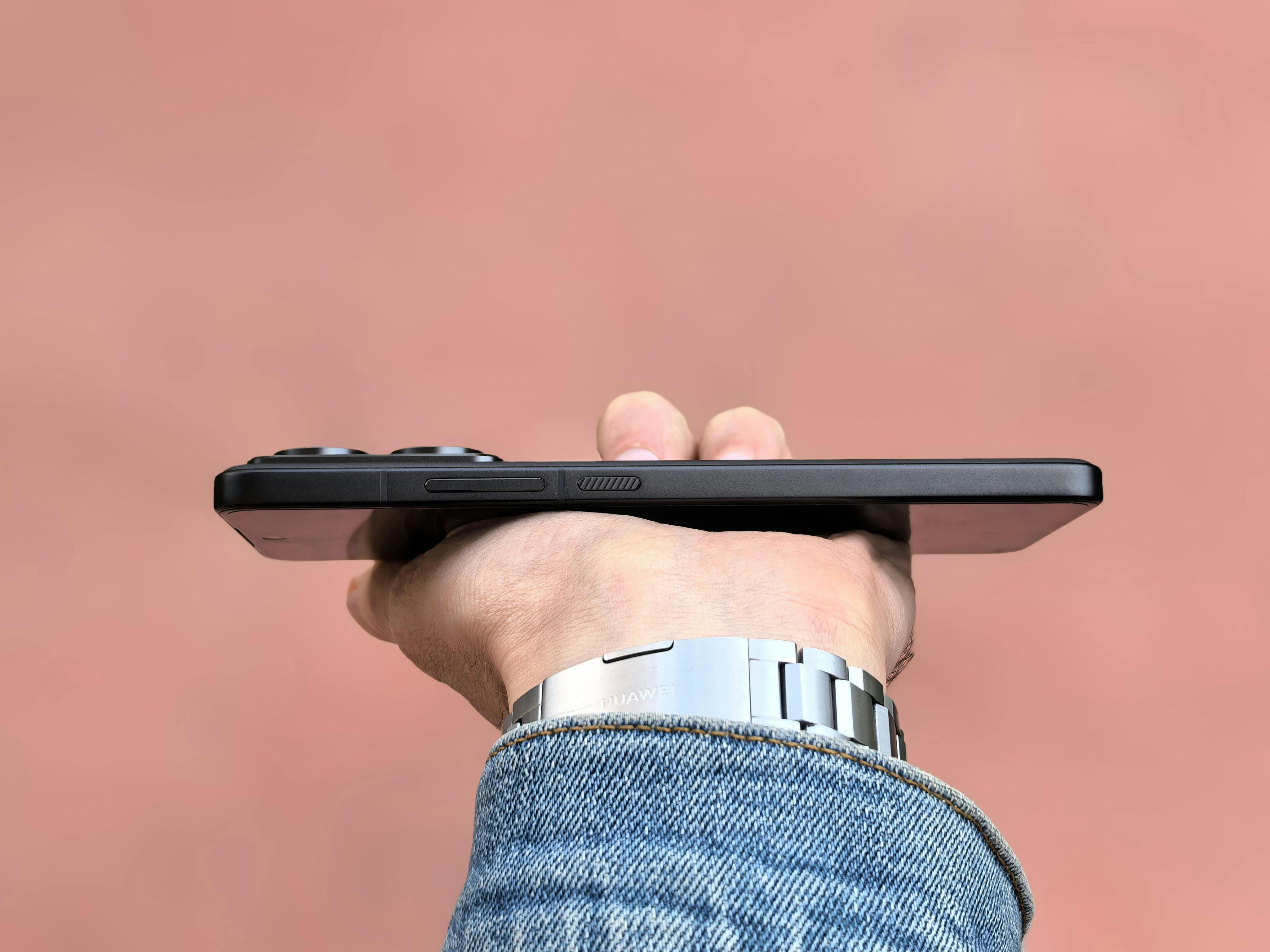 Un hombre sosteniendo su teléfono | Fuente: Pexels