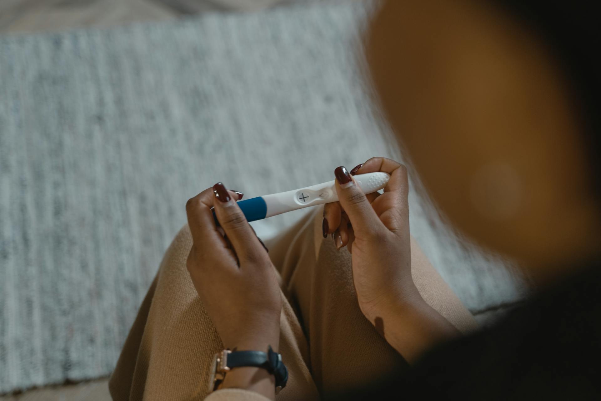 Una mujer sosteniendo una prueba de embarazo | Fuente: Pexels