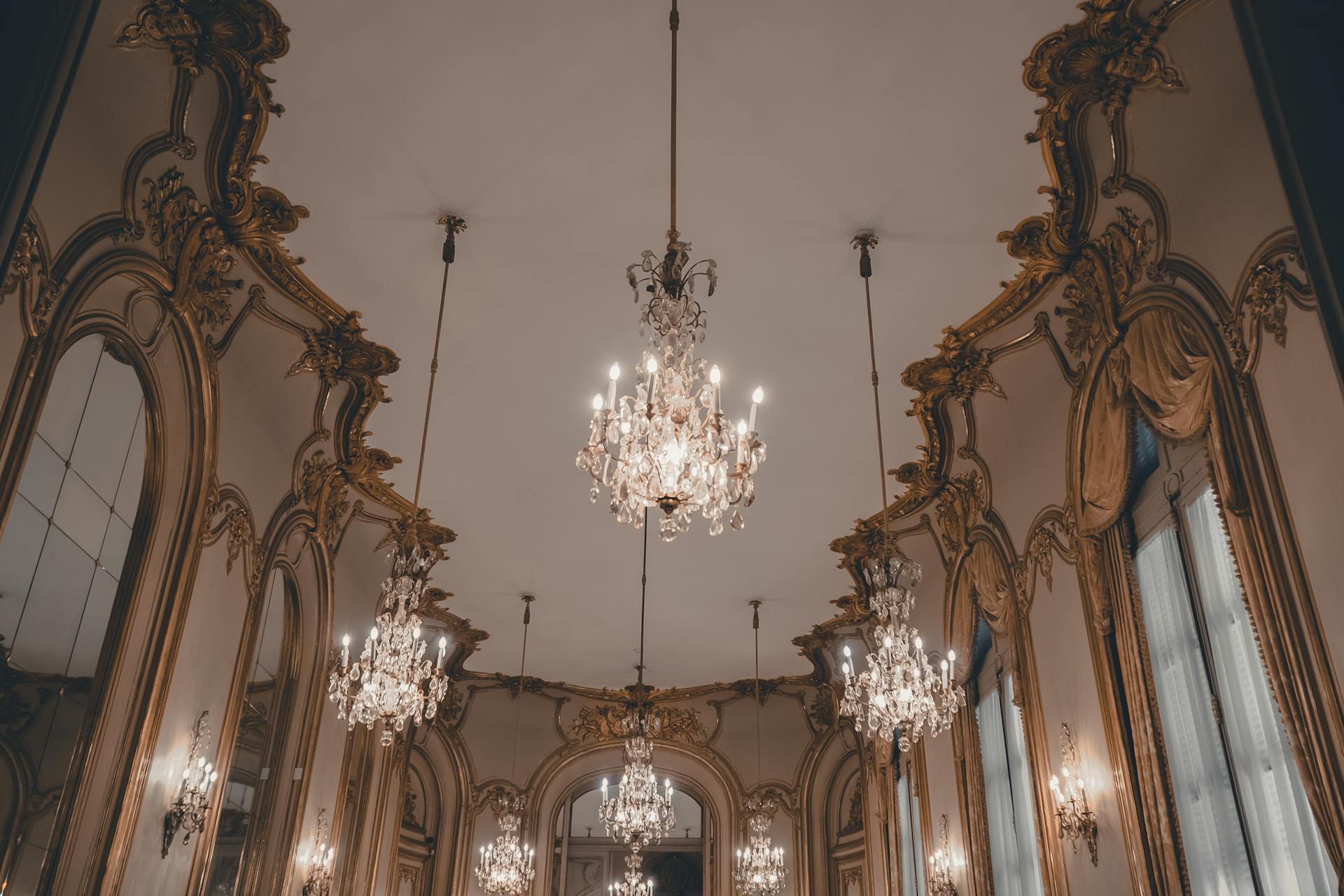 Lámparas de araña en un salón de baile | Fuente: Pexels