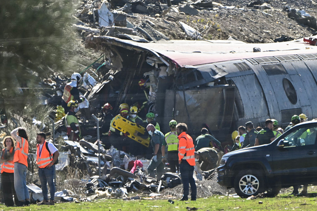 Los servicios de emergencia trabajan en el lugar de una colisión ferroviaria entre un tren de alta velocidad AVE de Renfe y un tren de Iryo, a unos 150 km al sur de Madrid, entre Urda y Los Yébenes, en la provincia de Toledo, el 28 de octubre de 2026. | Fuente: Getty Images