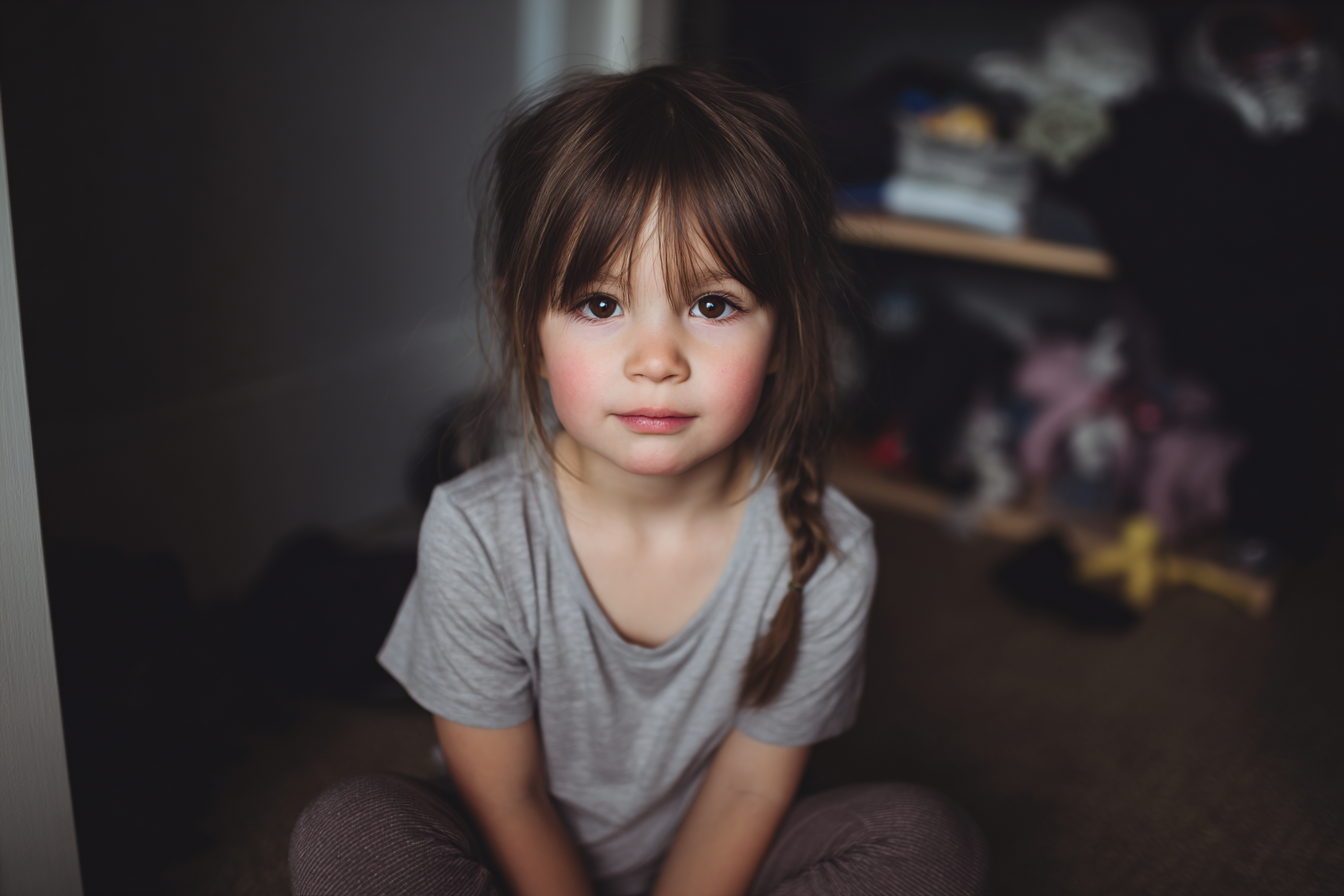 Una niña | Fuente: Midjourney