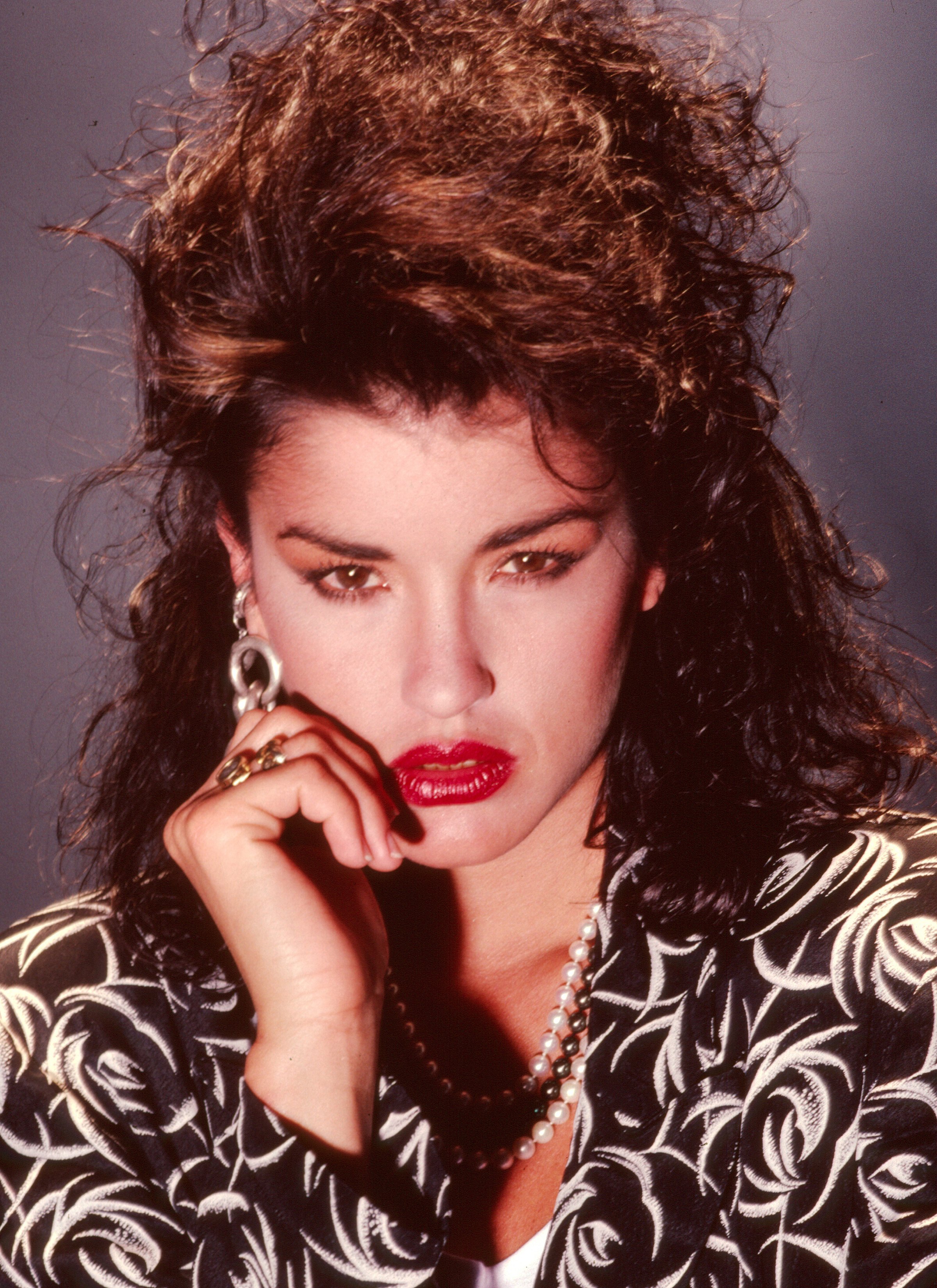 Janice Dickinson durante una sesión de retratos el 1 de enero de 1986, en Los Ángeles, California. | Fuente: Getty Images.