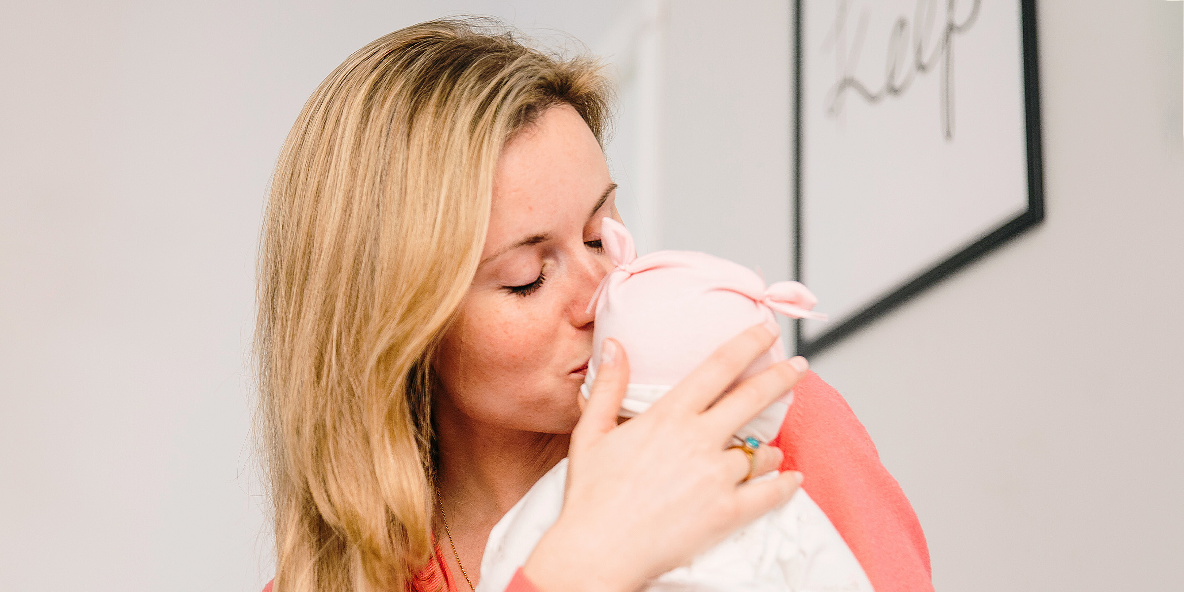 Una mujer besando a su bebé | Fuente: Freepik