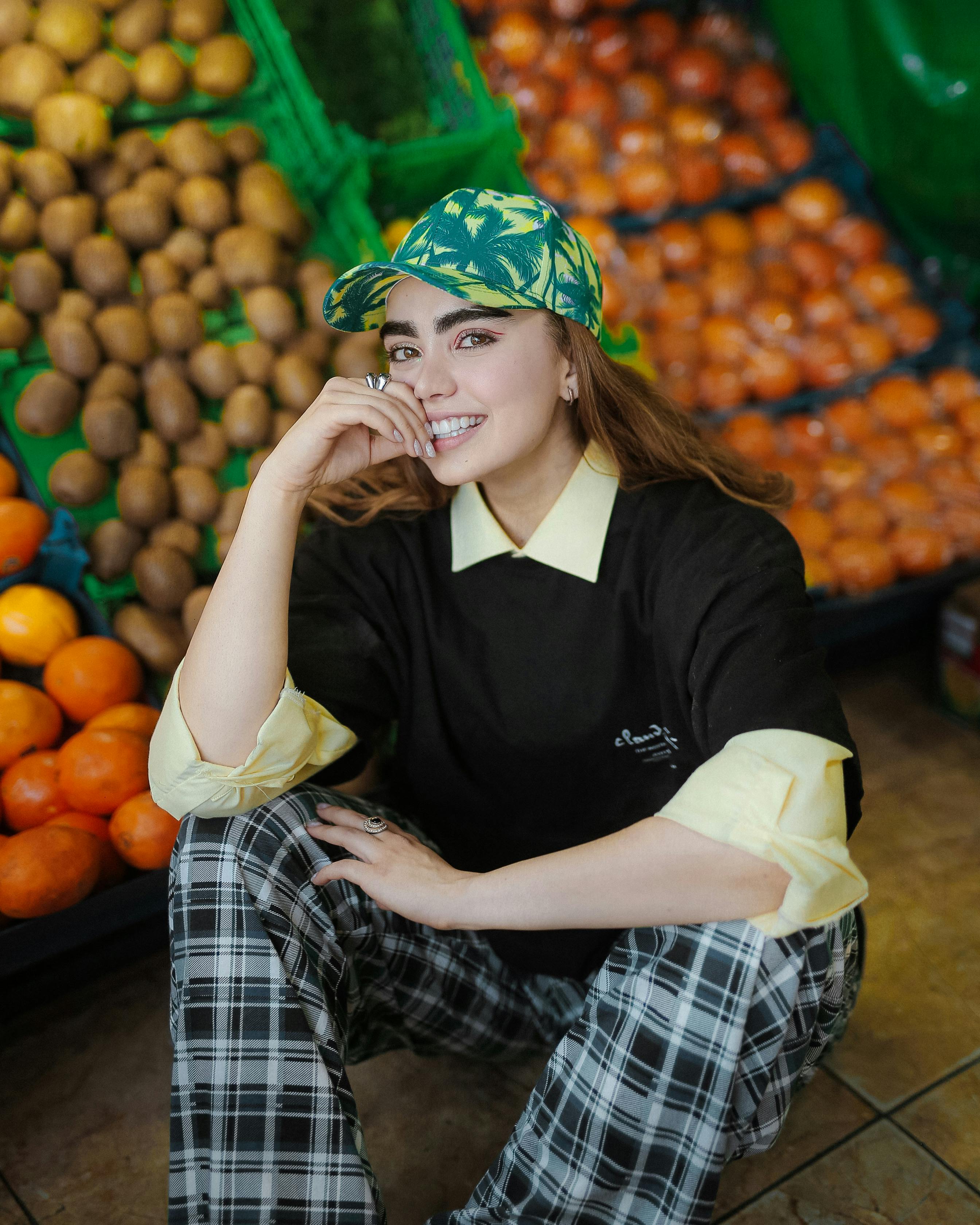 Una mujer sonriendo en una tienda de comestibles | Fuente: Pexels
