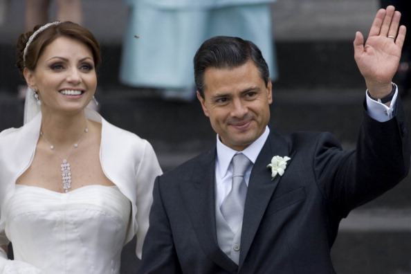 Angélica Rivera y Enrique Peña Nieto durante su boda religiosa en la Catedral de la Ciudad de Toluca el 27 de noviembre de 2010 en Toluca, México | Fuente: Getty Images