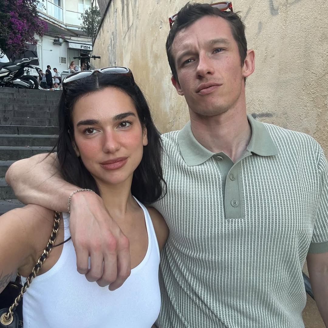 Dua Lipa y Callum Turner de un post fechado el 2 de julio de 2025. | Fuente: Instagram/dualipa