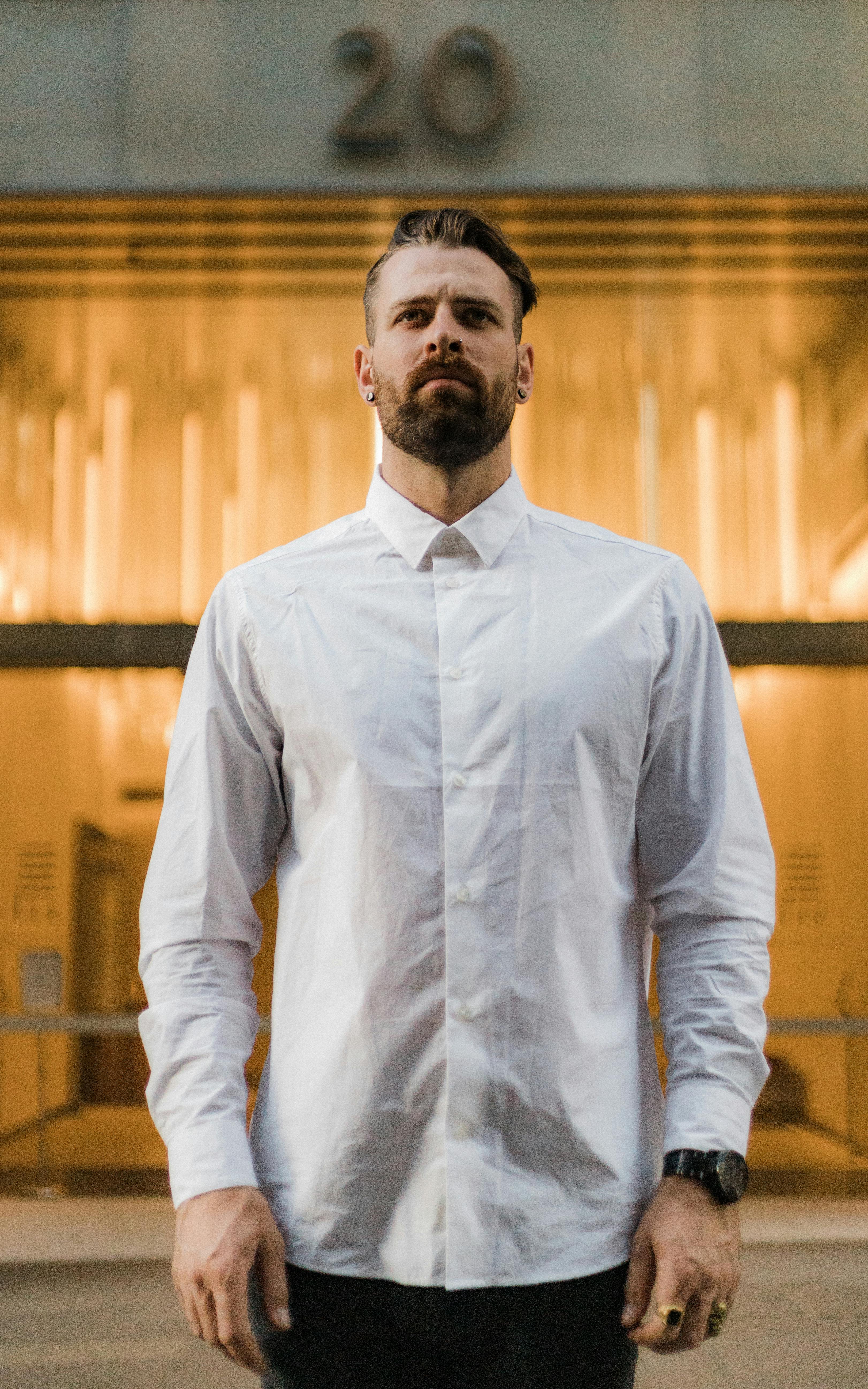 Un hombre serio | Fuente: Pexels