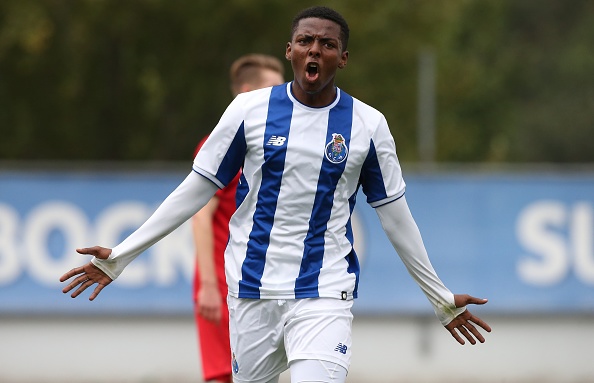 El delantero del FC Porto, Junior Joao Maleck Robles, celebra tras anotar un gol durante el partido de la UEFA Youth League entre el FC Porto y el RB Leipzig en el Centro de Estágios do Olival el 1 de noviembre de 2017 en Olival, Portugal | Fuente: Getty Images