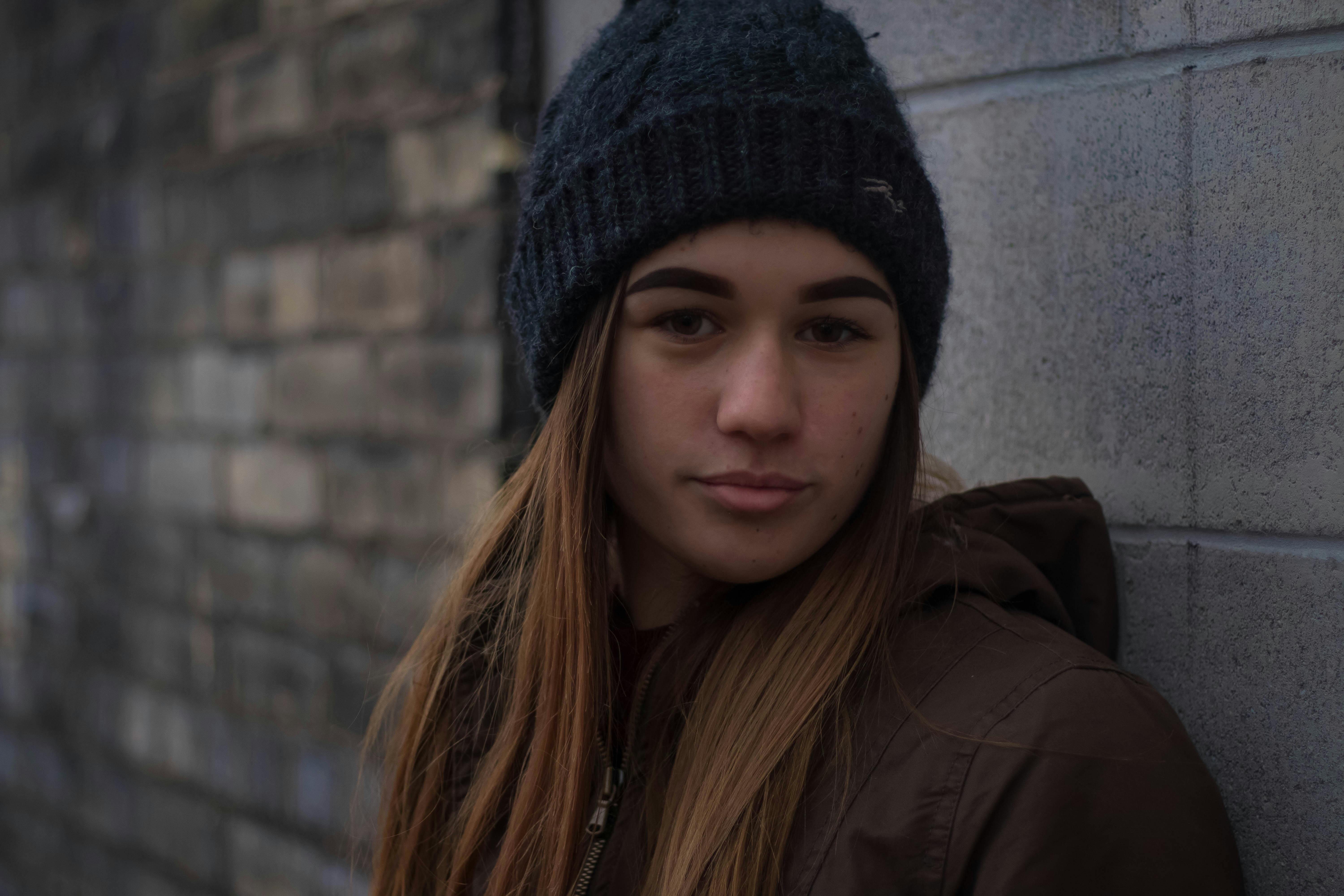 Un adolescente con un gorro | Fuente: Pexels