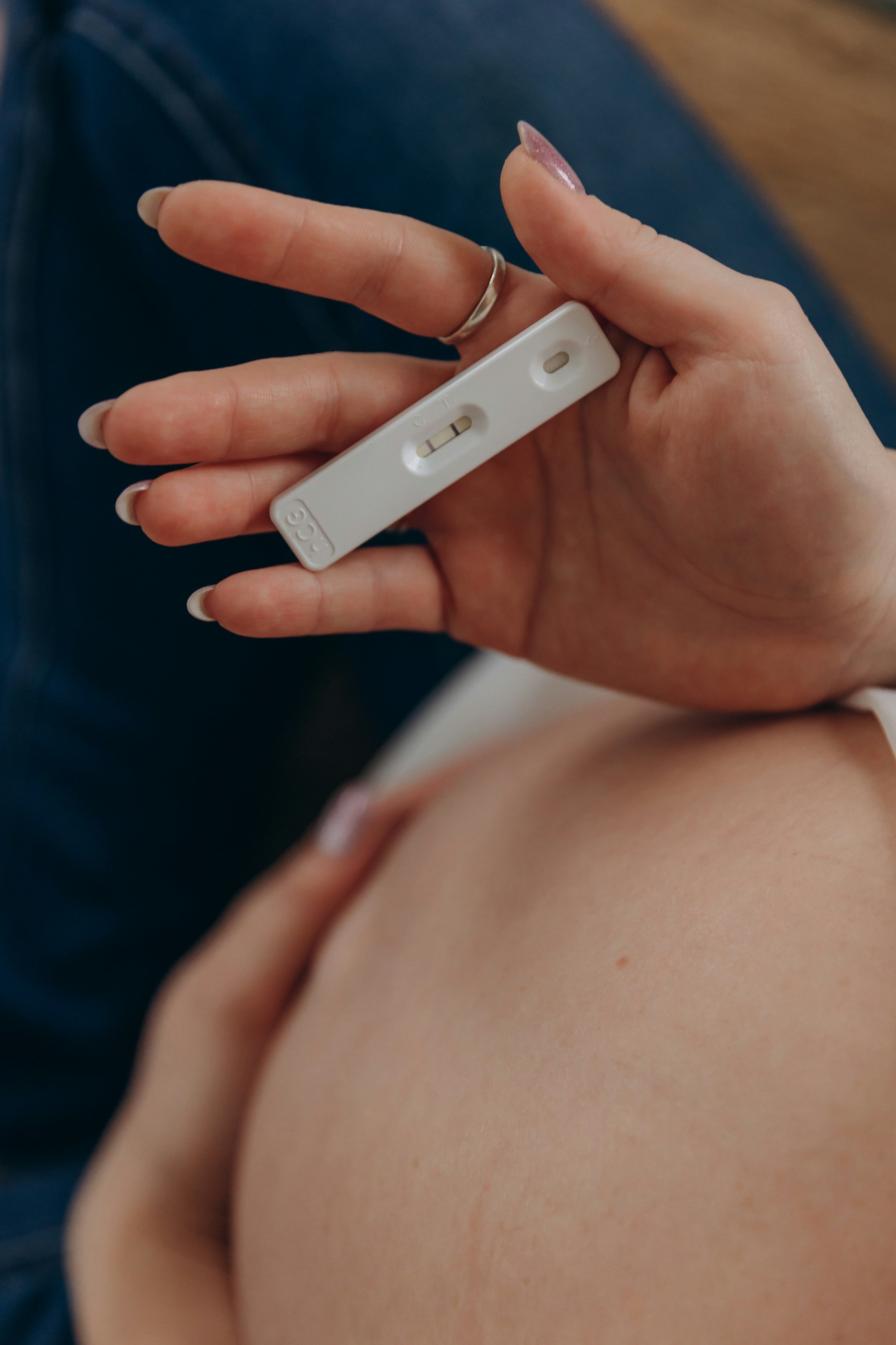 Una mujer sosteniendo una prueba de embarazo | Fuente: Unsplash