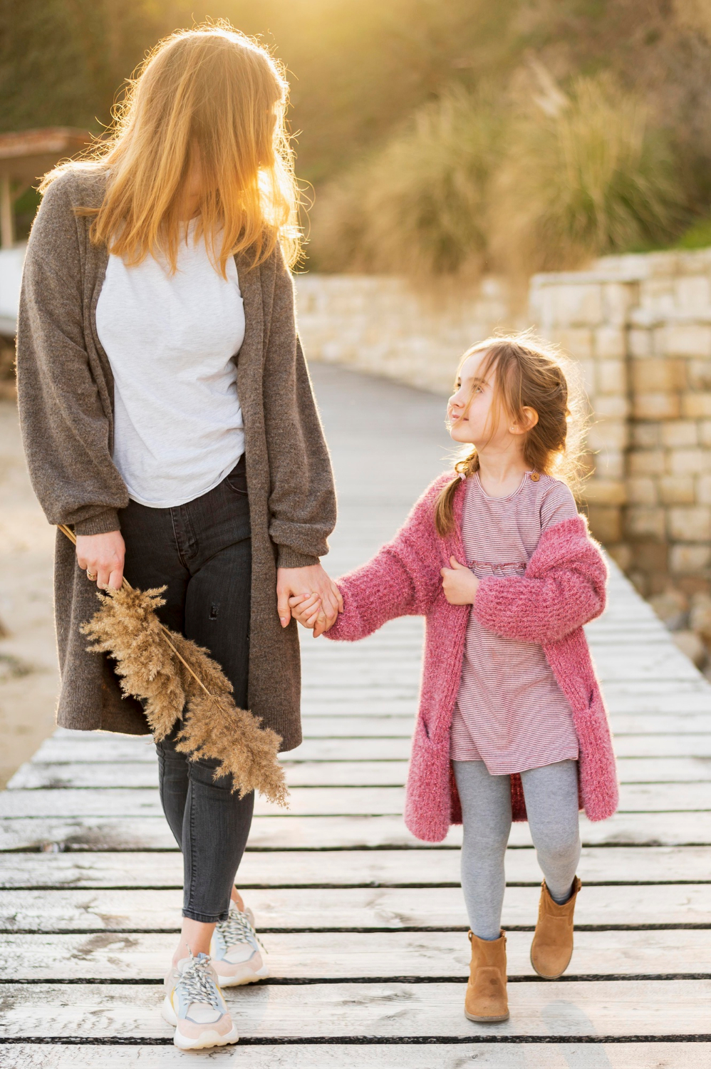Una mujer paseando con su hija | Fuente: Freepik
