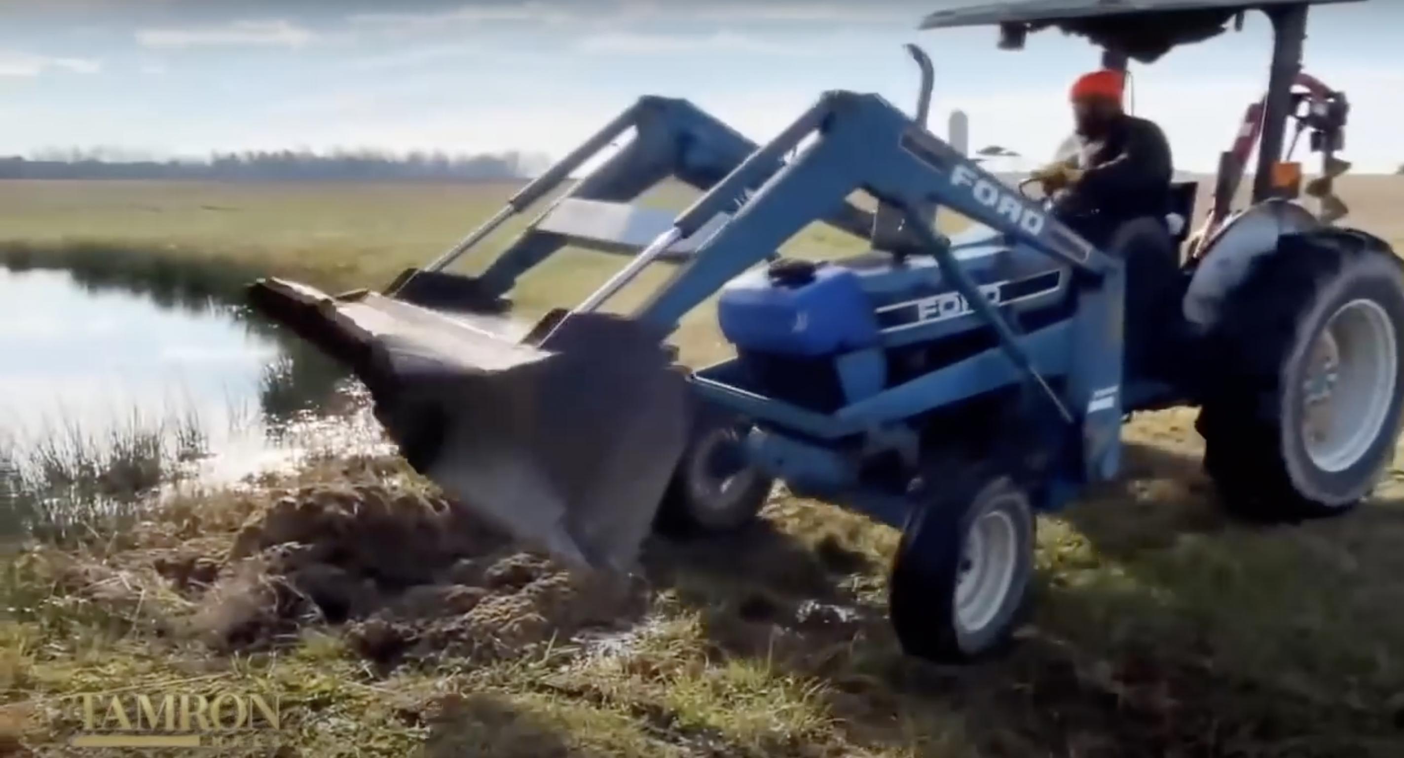 La estrella de la NFL en un tractor en su granja | Fuente: YouTube/TamronHallShow